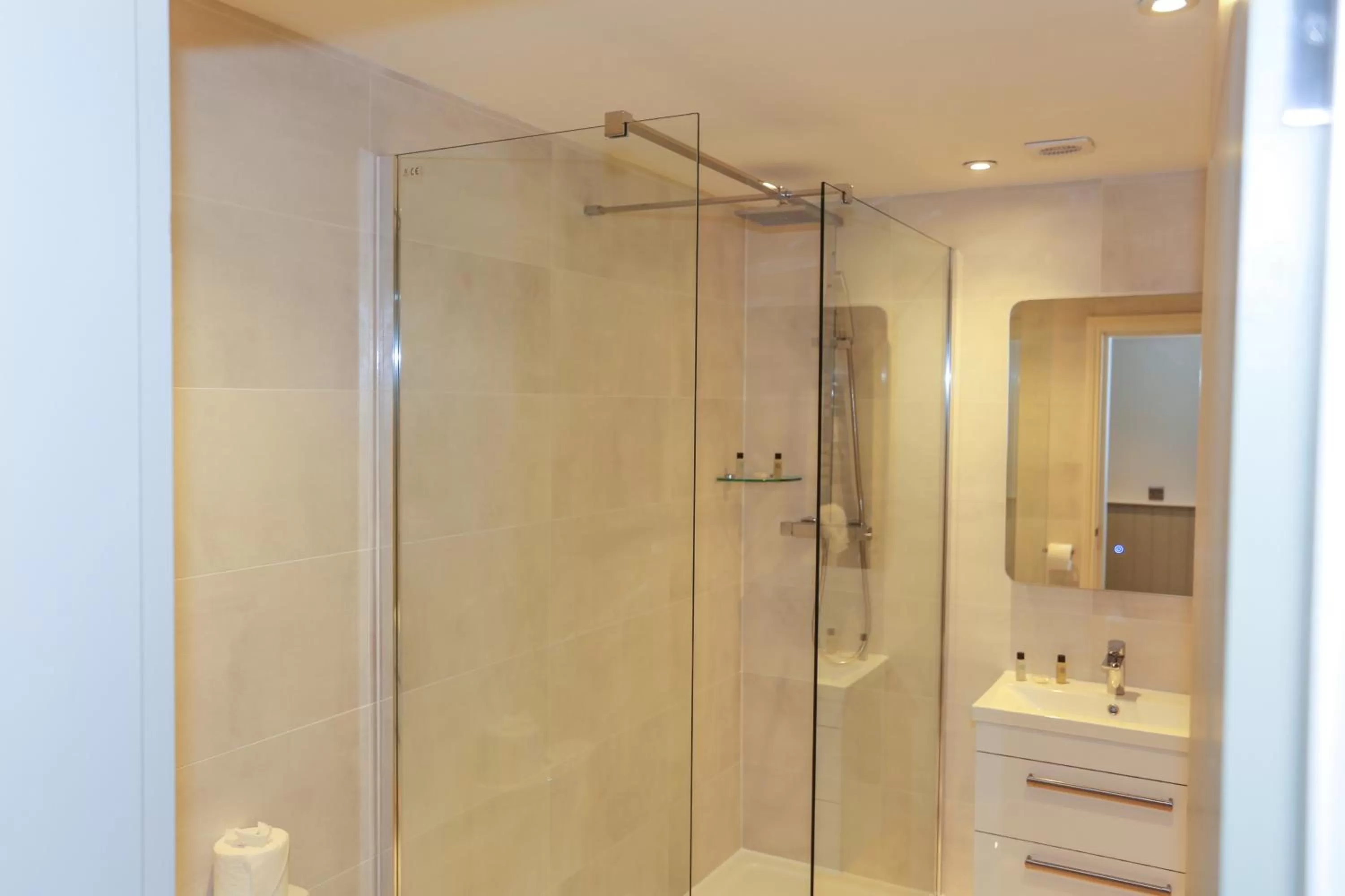 Shower in Duck Bay Hotel & Restaurant