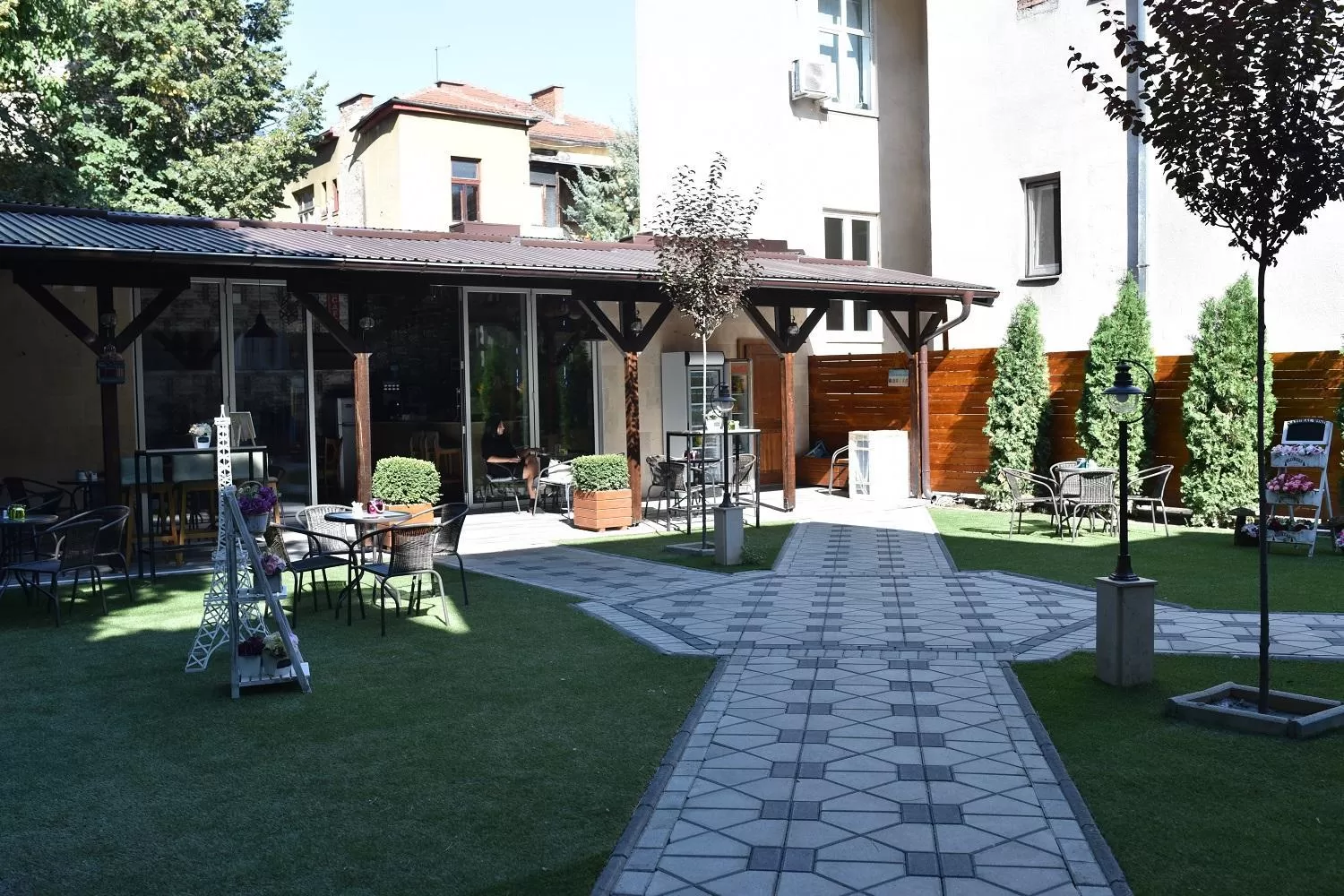 Garden in Villa Nina Hotel & Lounge bar