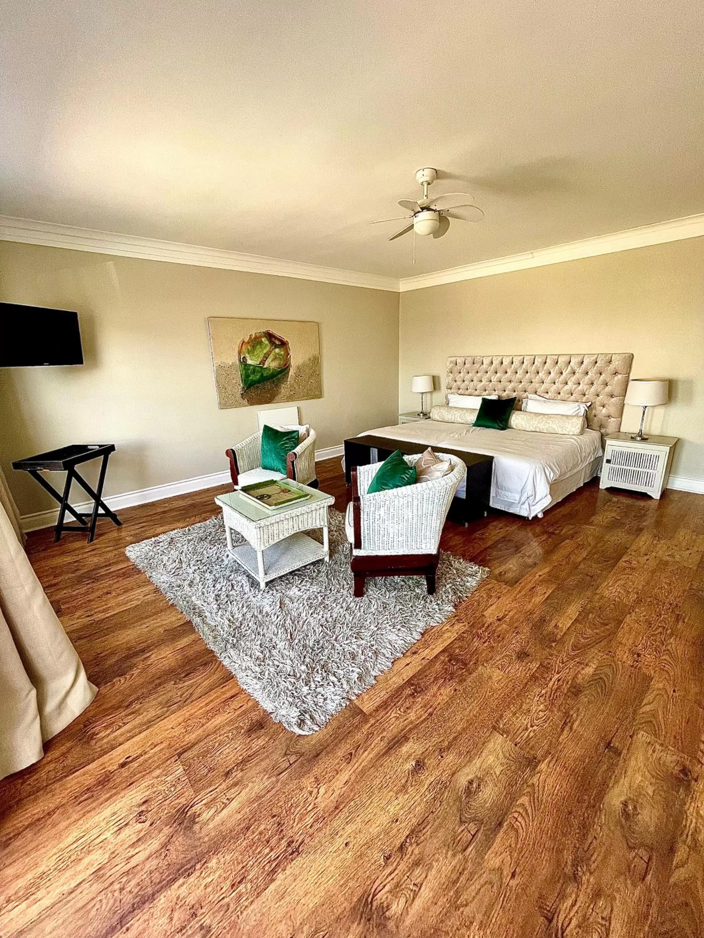 Communal lounge/ TV room, Bed in 11 WESTCLIFF RENTALS