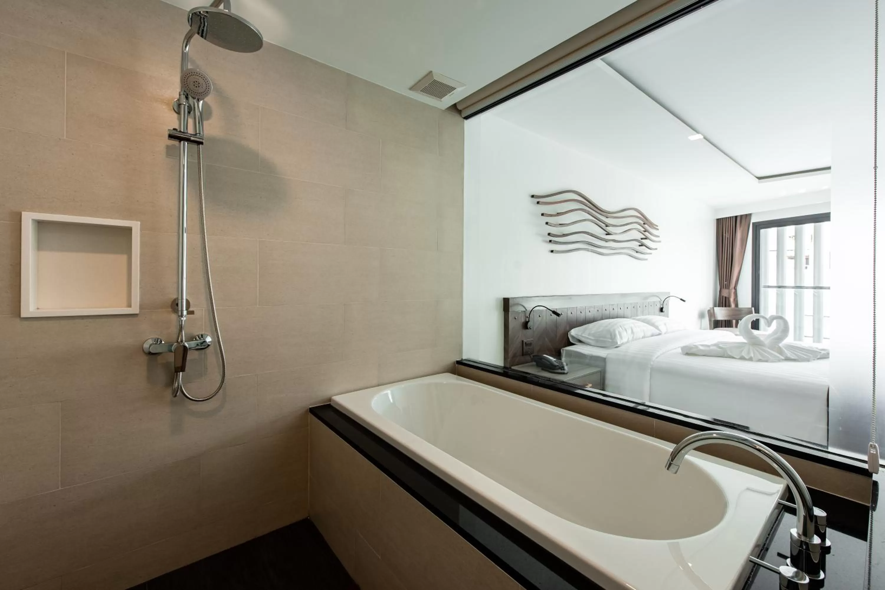Bath, Bed in Blackwoods Hotel Pattaya - SHA Extra Plus