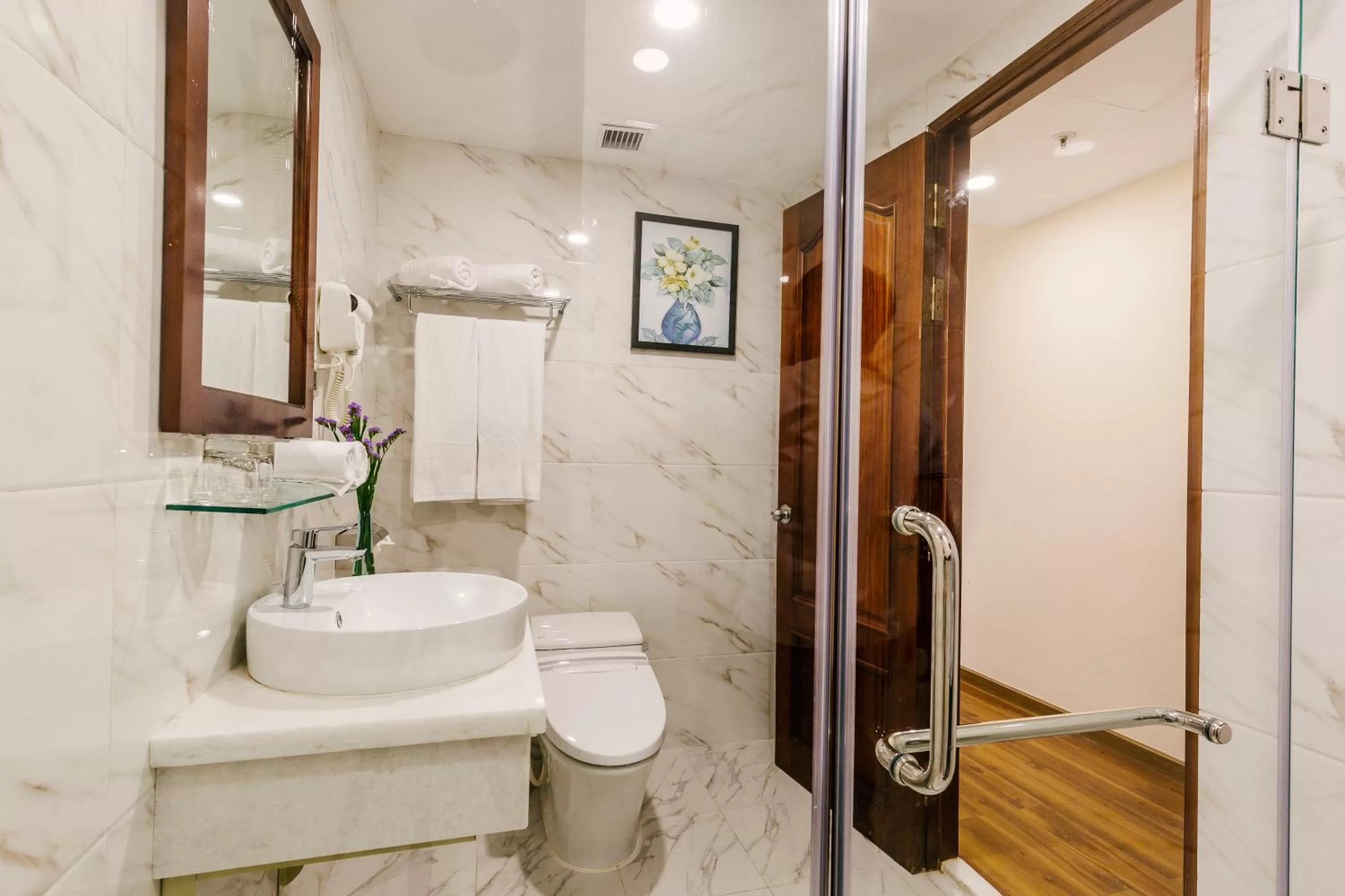 Toilet in Happy Life Grand Hotel & Rooftop Skybar