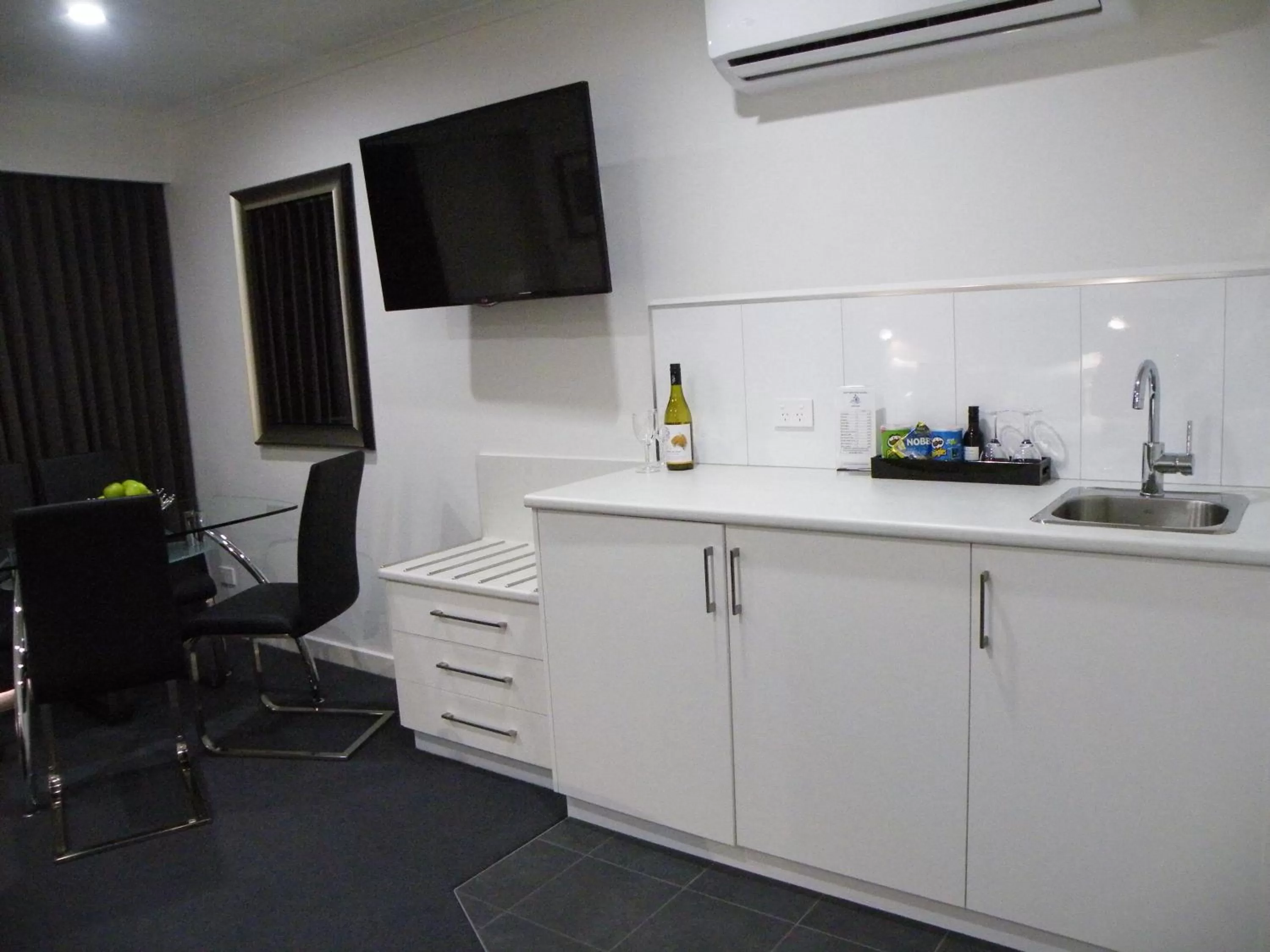 Kitchen or kitchenette in Hamilton Lonsdale Motel