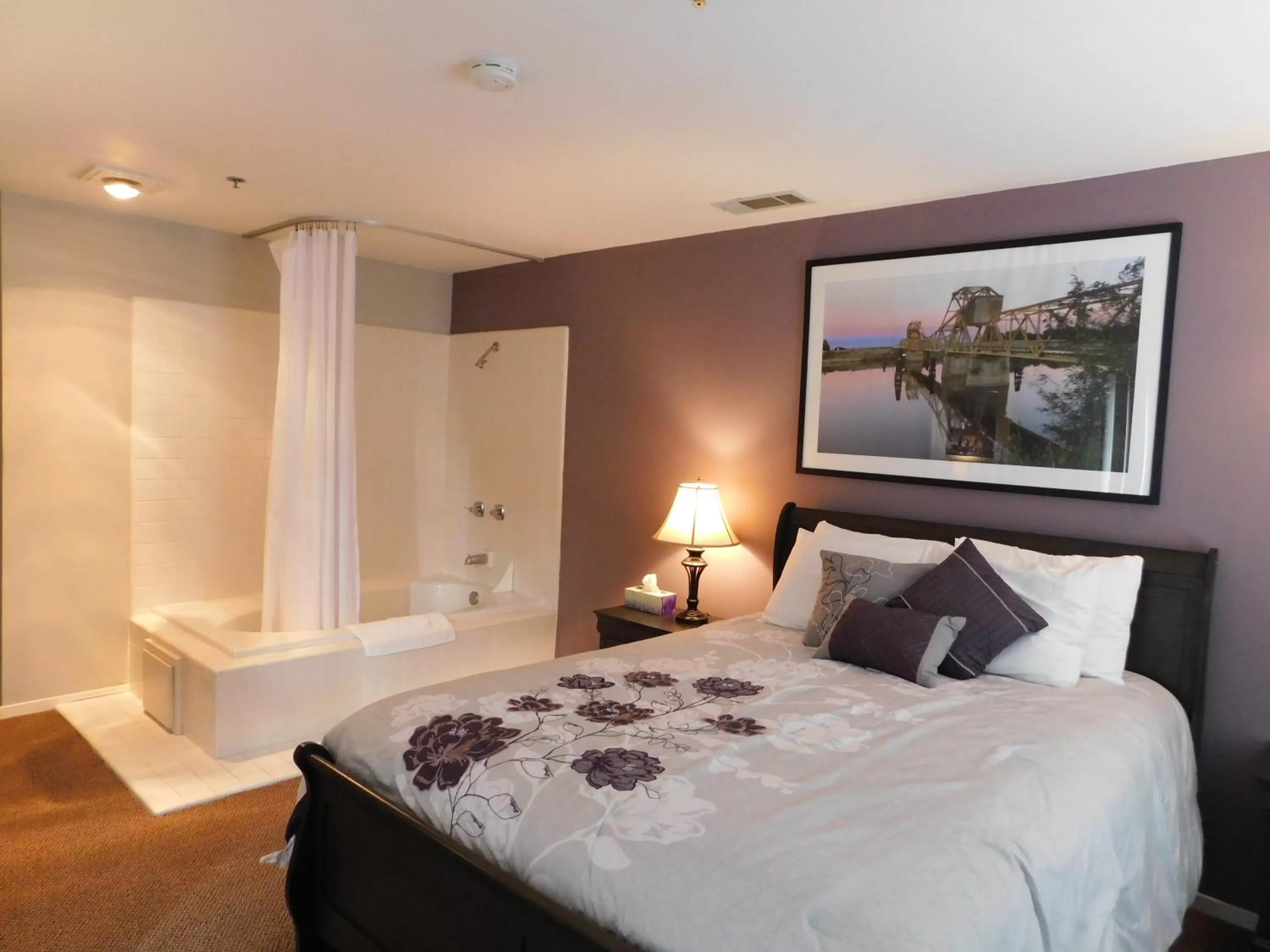 Bed in Freeport Wine Country Inn