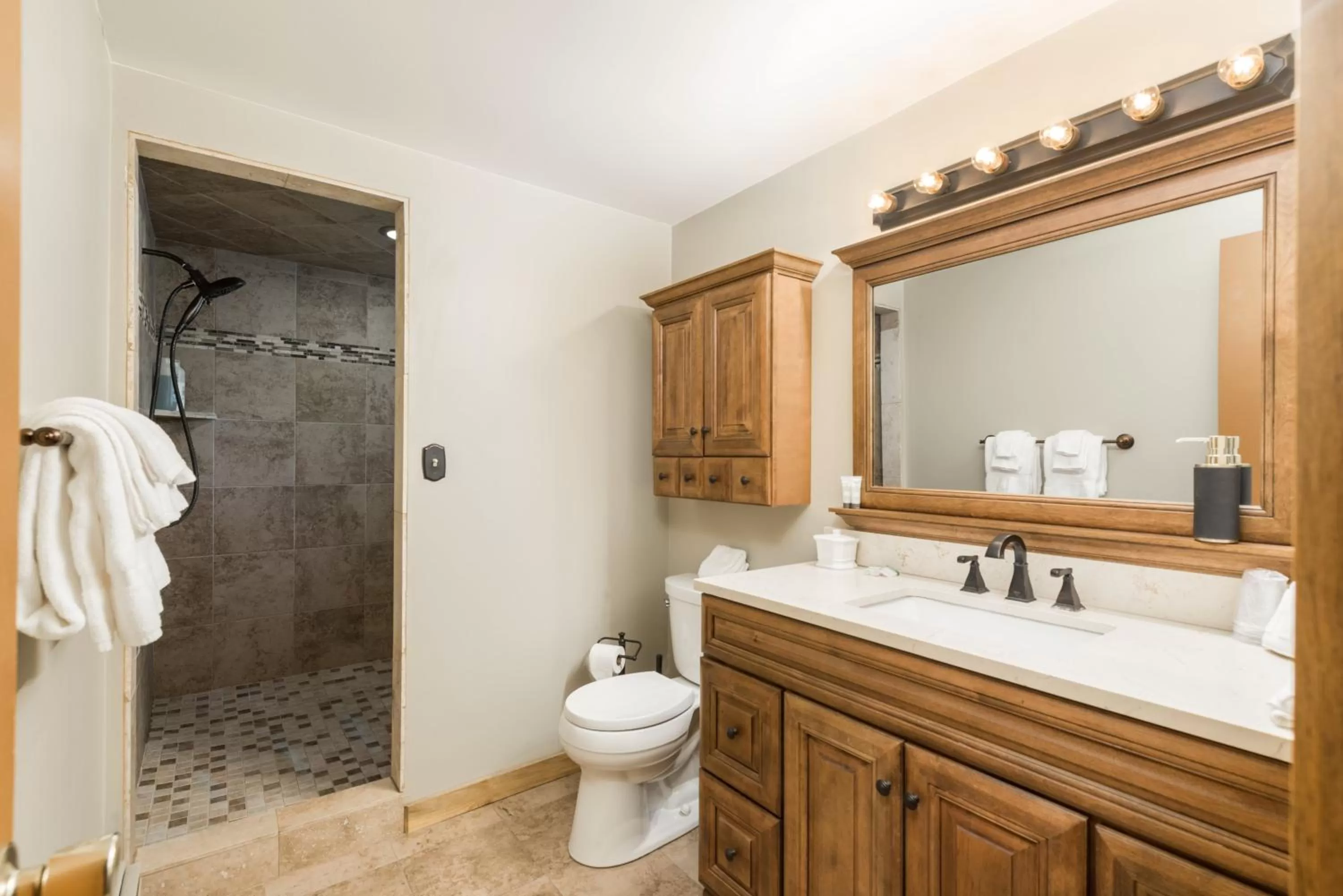 4 Seasons Inn on Fall River