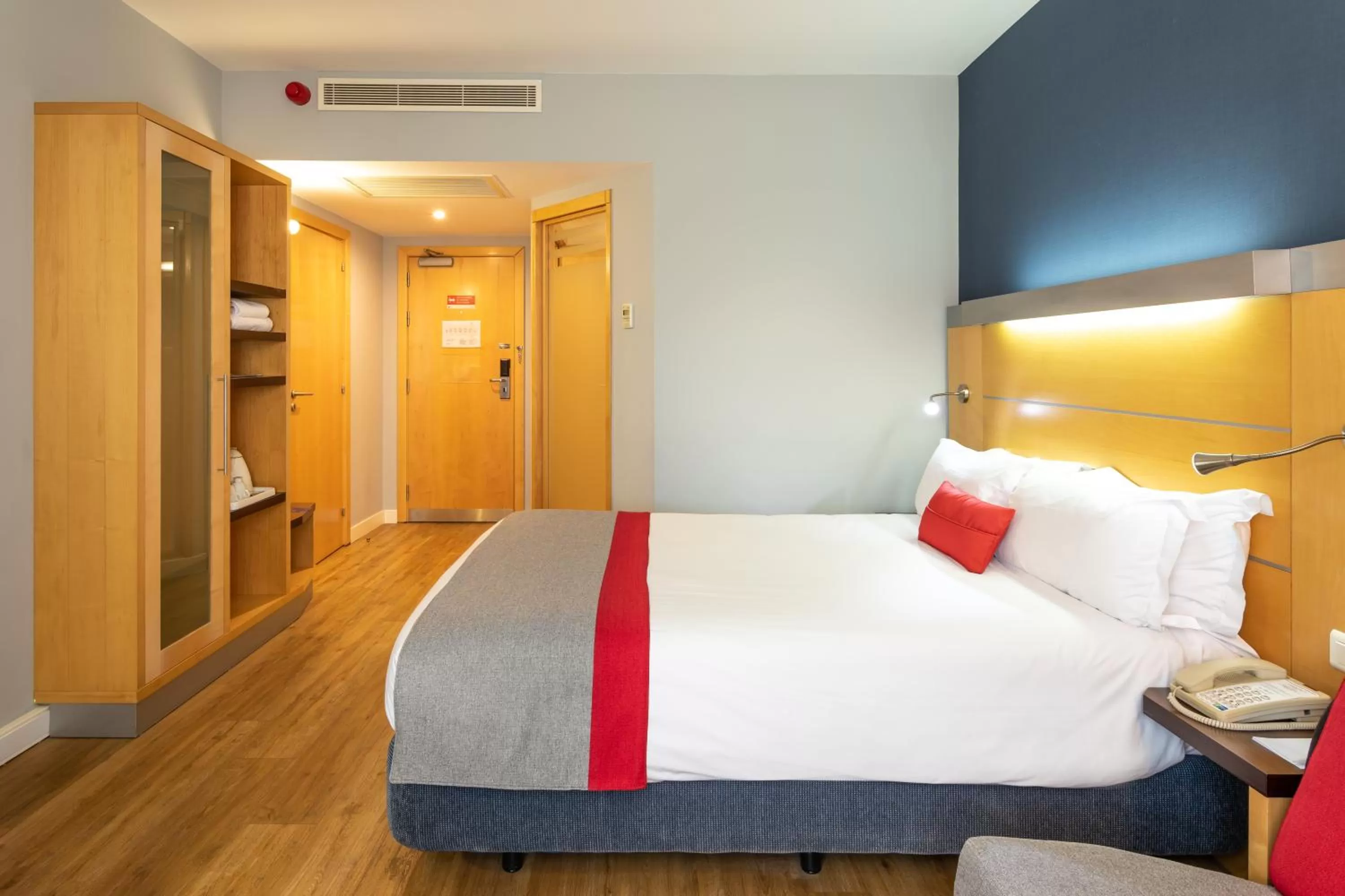 Bed in Holiday Inn Express Lisbon-Oeiras by IHG