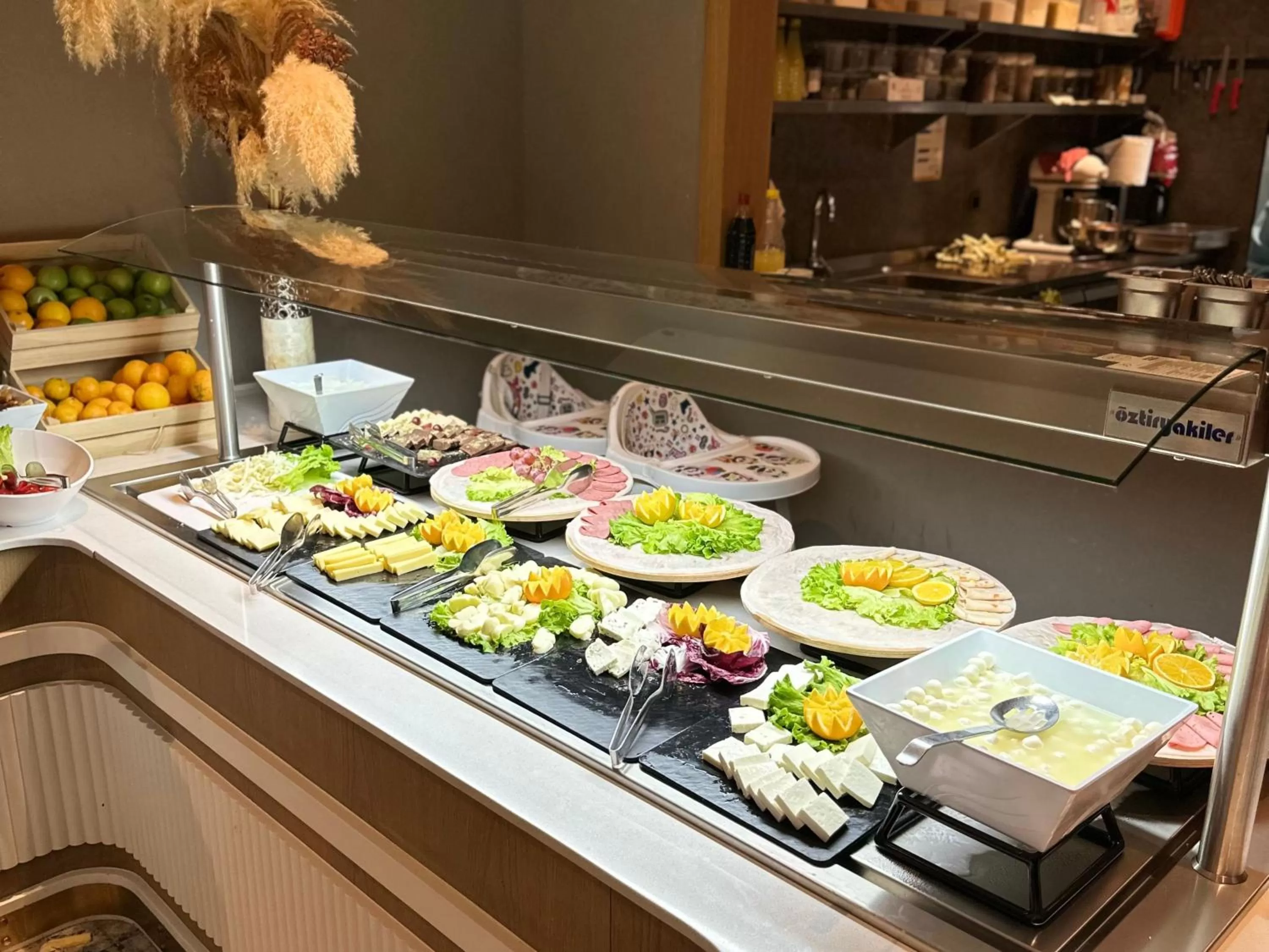 Food and drinks in Edition Old City Hotel