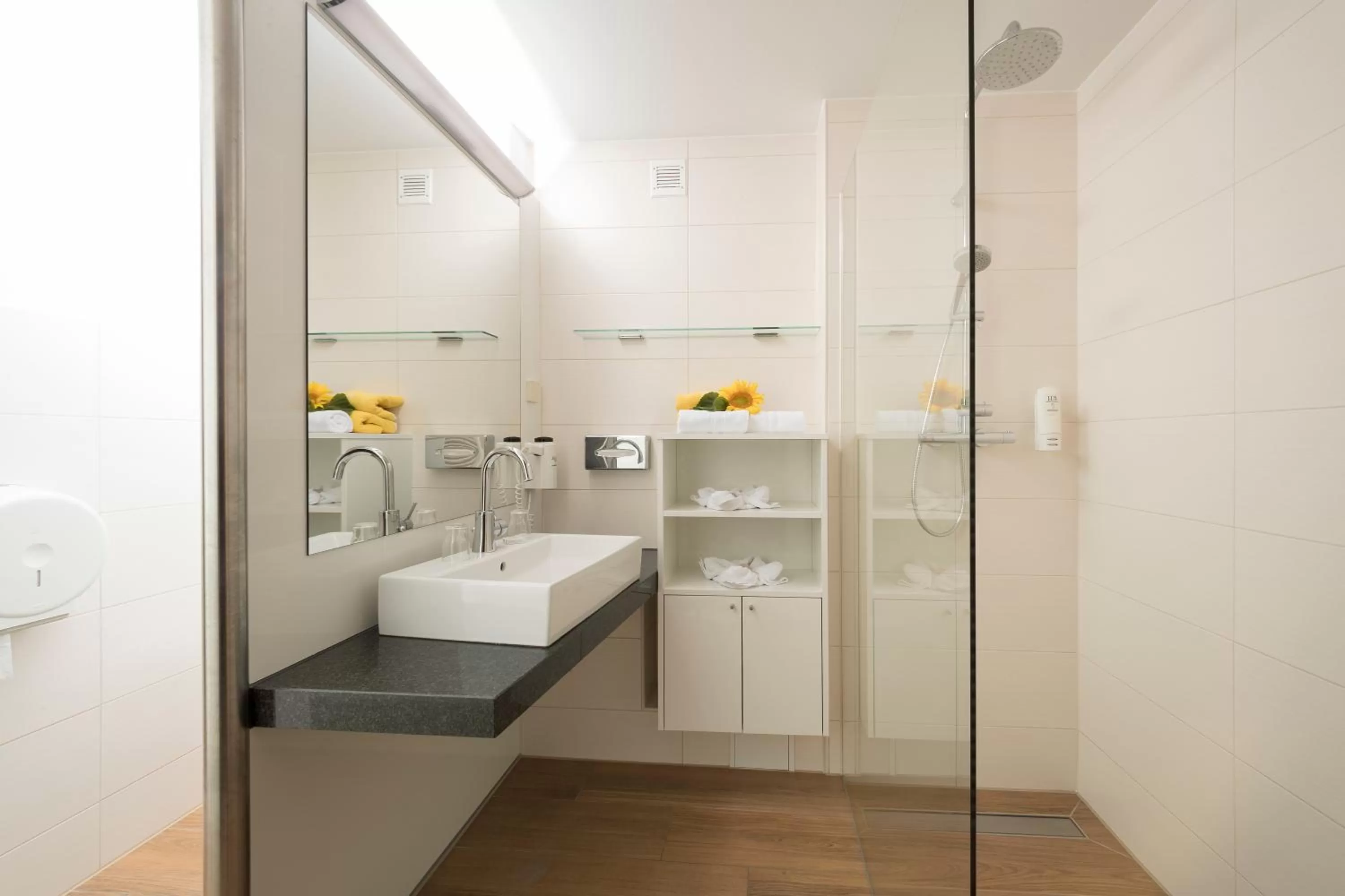 Shower, Bed in Thermenhof PuchasPLUS Loipersdorf