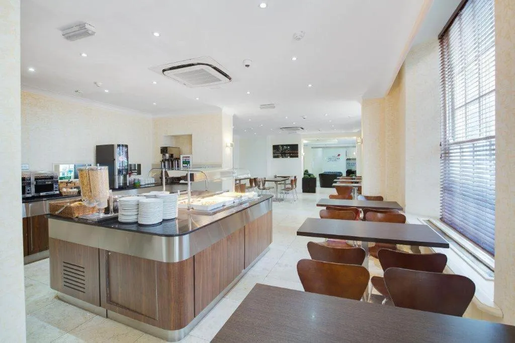 Restaurant/places to eat in Queens Park Hotel