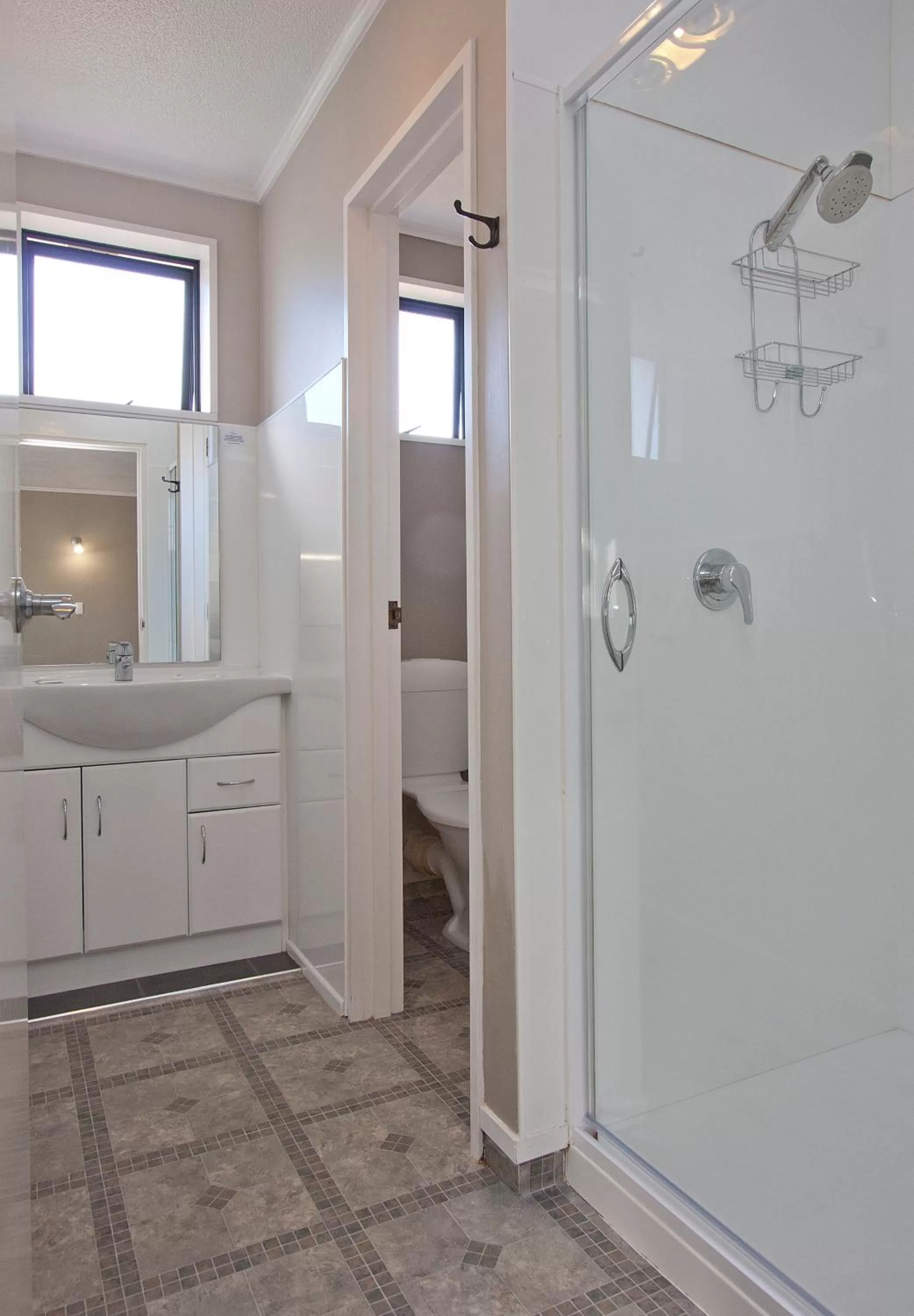 Shower in Coronation Park Motels