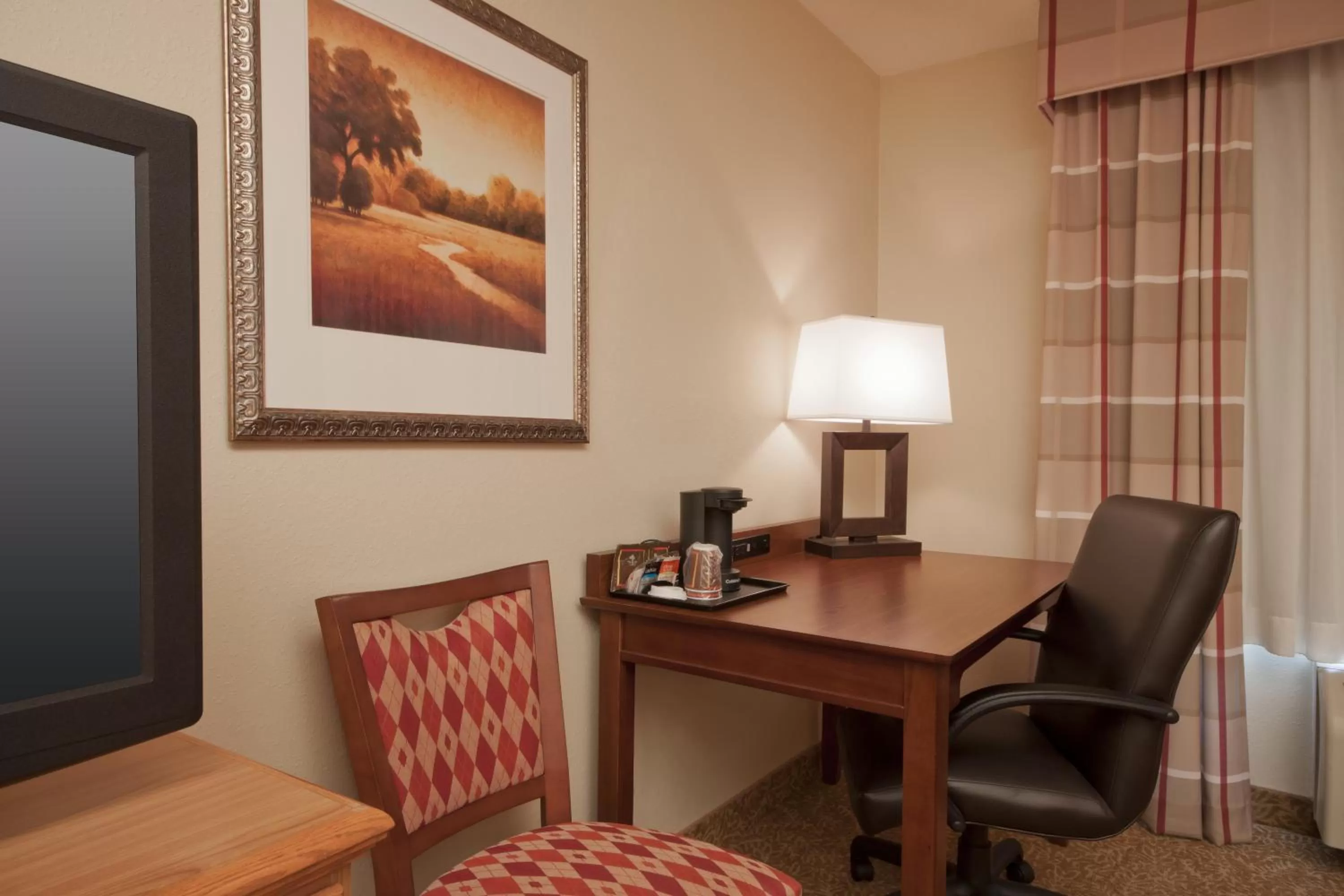 Seating area in Country Inn & Suites by Radisson, Davenport - Quad Cities
