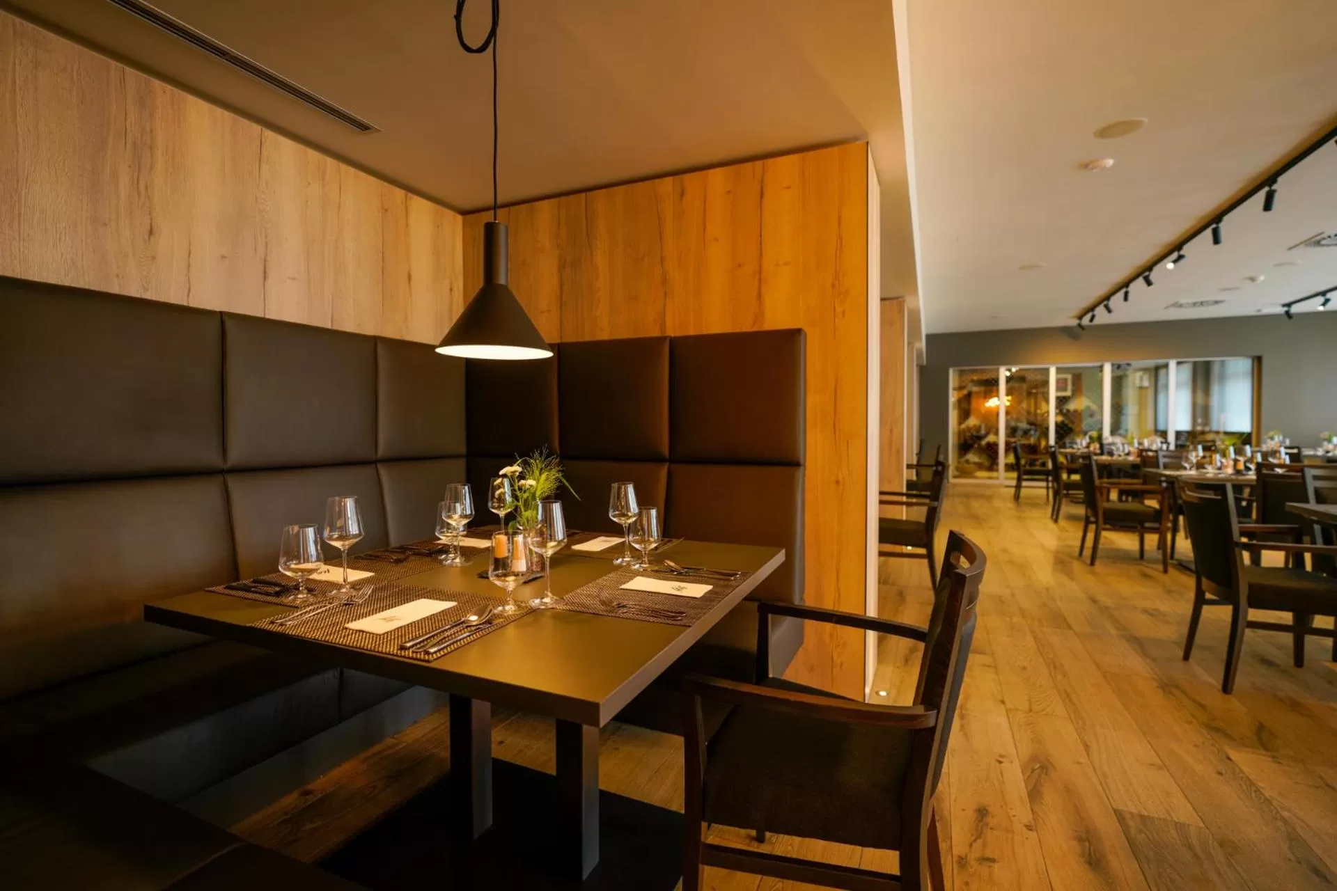 Restaurant/places to eat in Hotel Hills