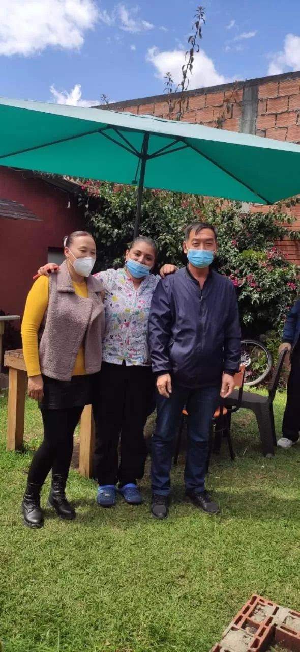 People in acogedor Hostal usaquen la parada del tren