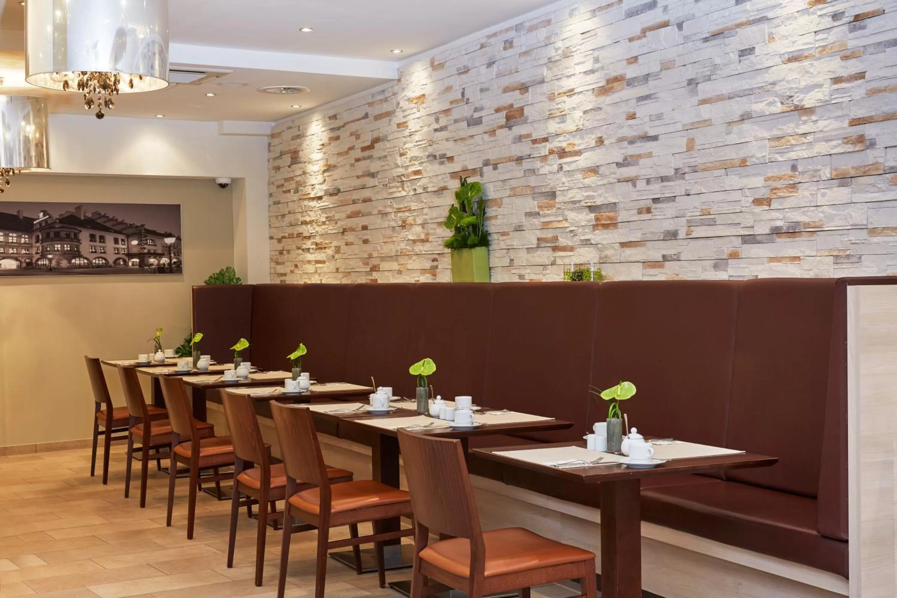 Restaurant/places to eat in H+ Hotel München