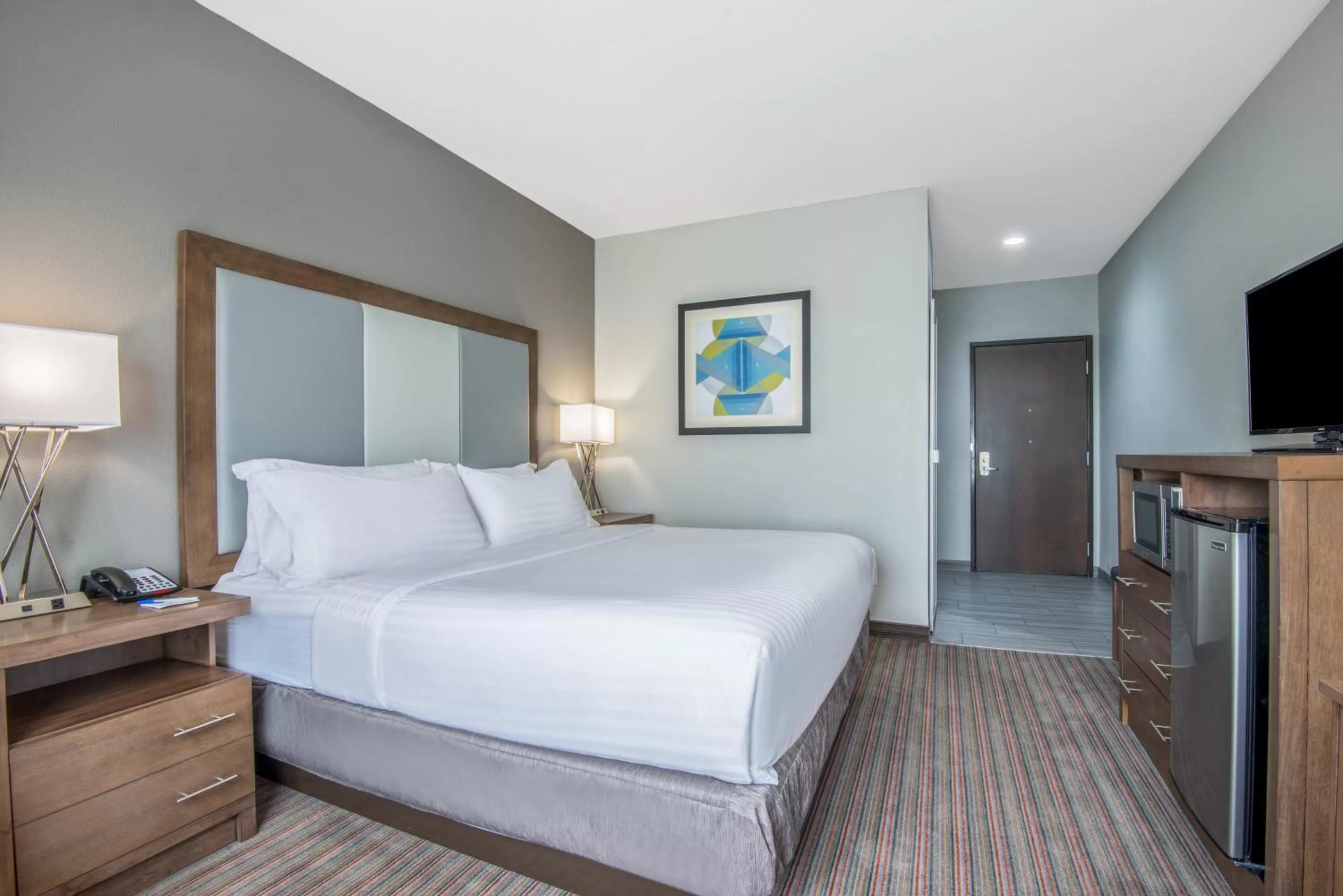 Photo of the whole room, Bed in Holiday Inn Express & Suites Stillwater - University Area by IHG