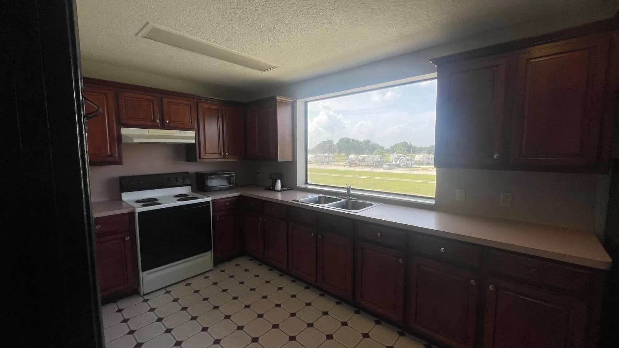 Kitchen or kitchenette in Days Inn & Suites by Wyndham Winnie