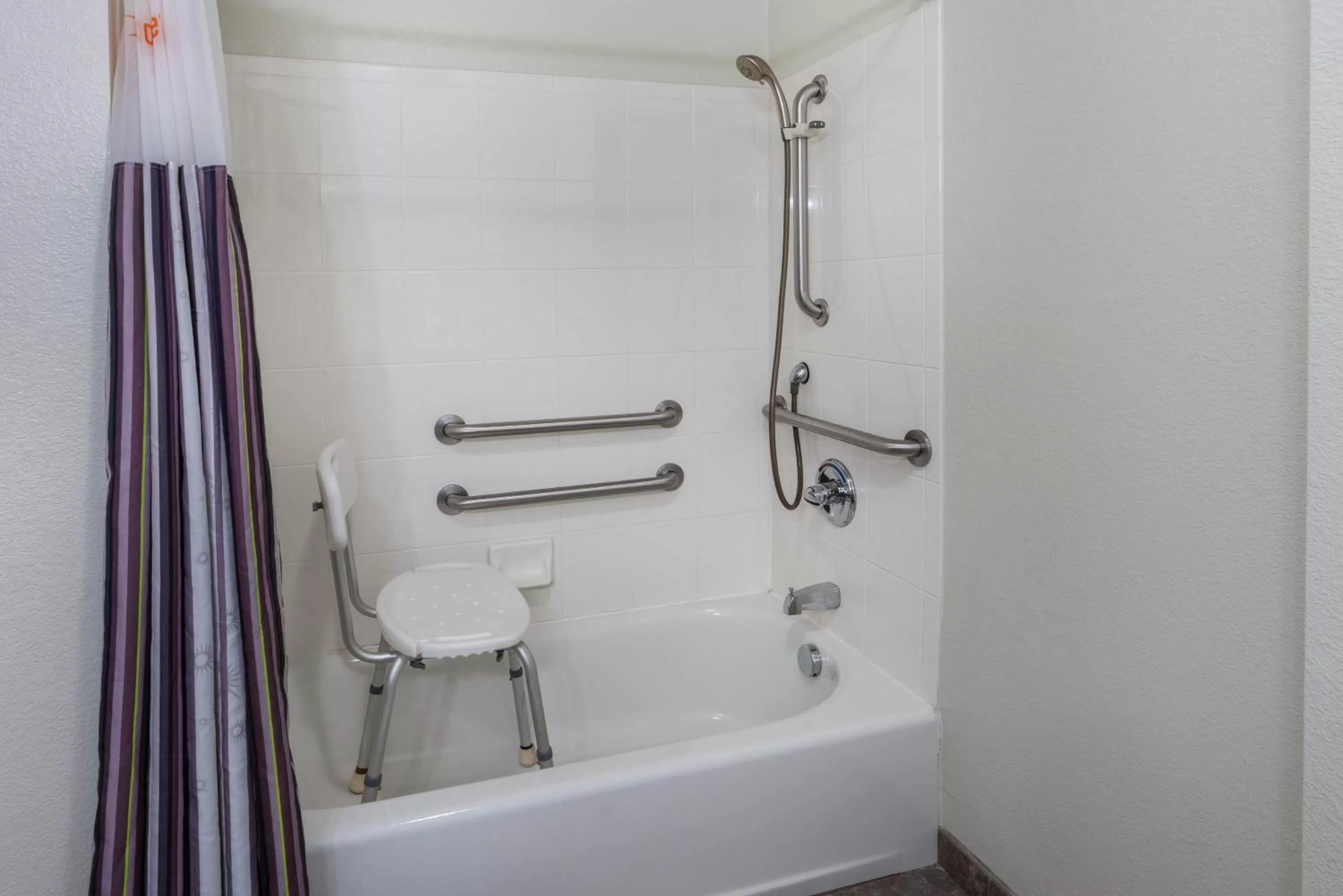 Shower in La Quinta Inn & Suites by Wyndham Loveland Estes Park