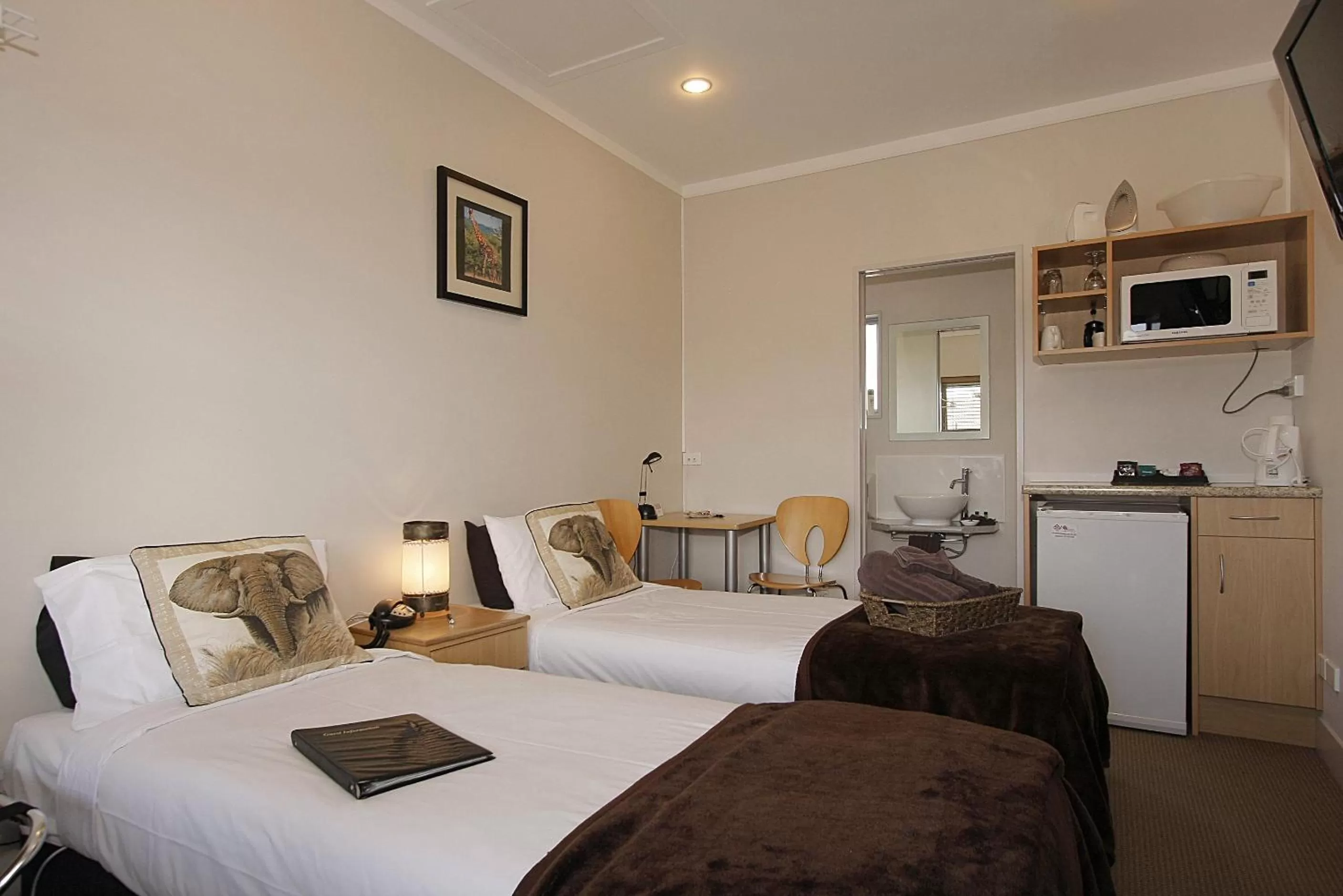 Photo of the whole room, Bed in Big Five Motel