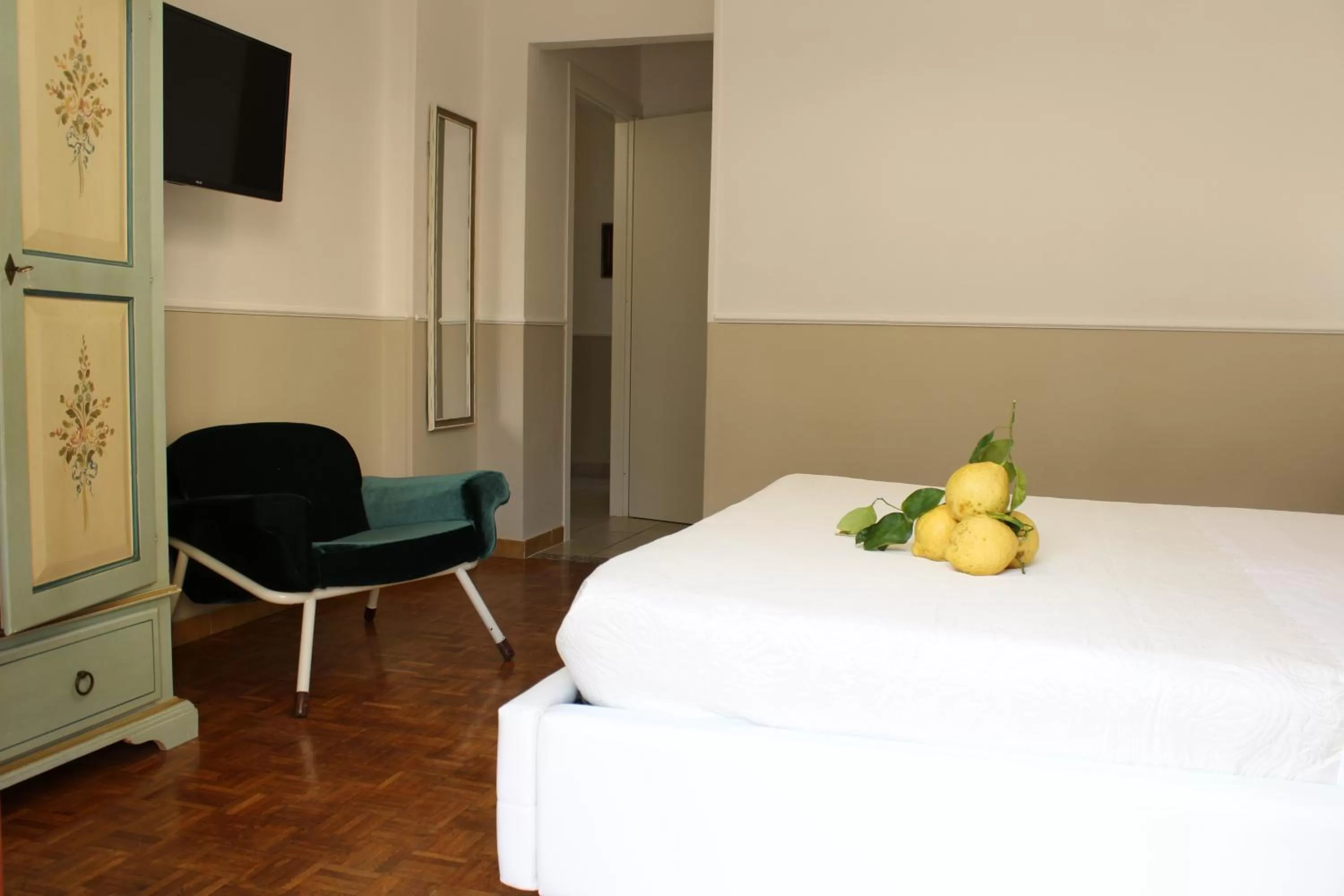 Photo of the whole room, Bed in Lemon Rooms Sorrento