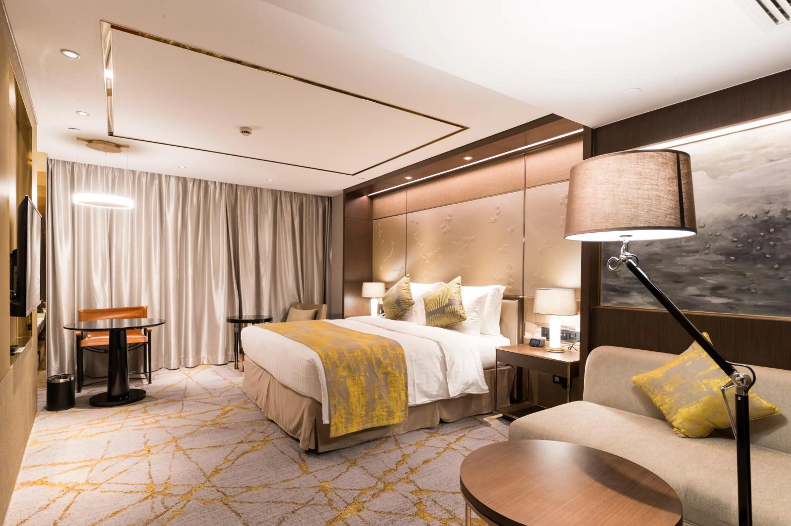 Photo of the whole room, Bed in Golden Tulip Shanghai Hongqiao- A Louvre Hotel