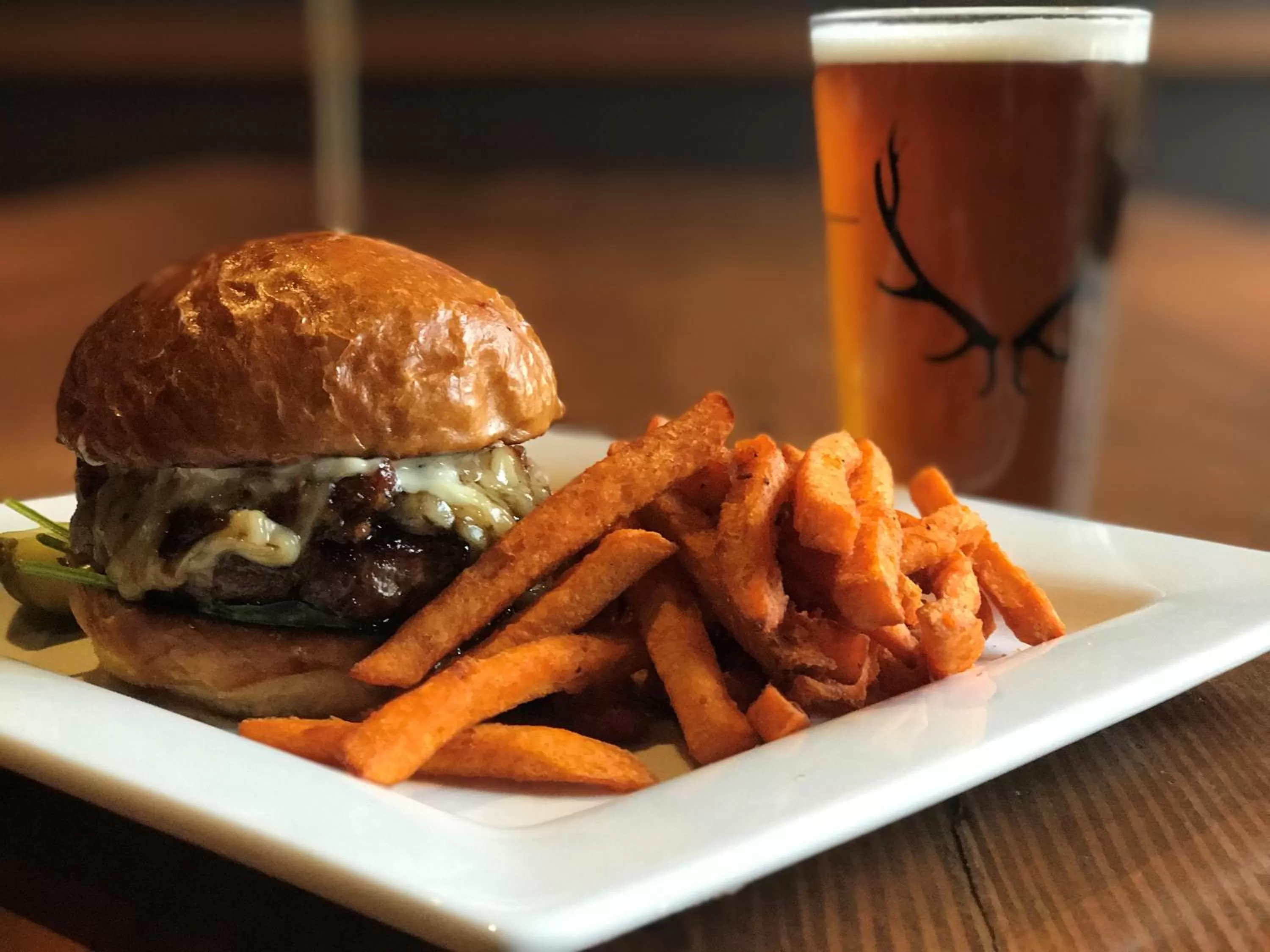 Restaurant/places to eat in Executive Hotel Pacific