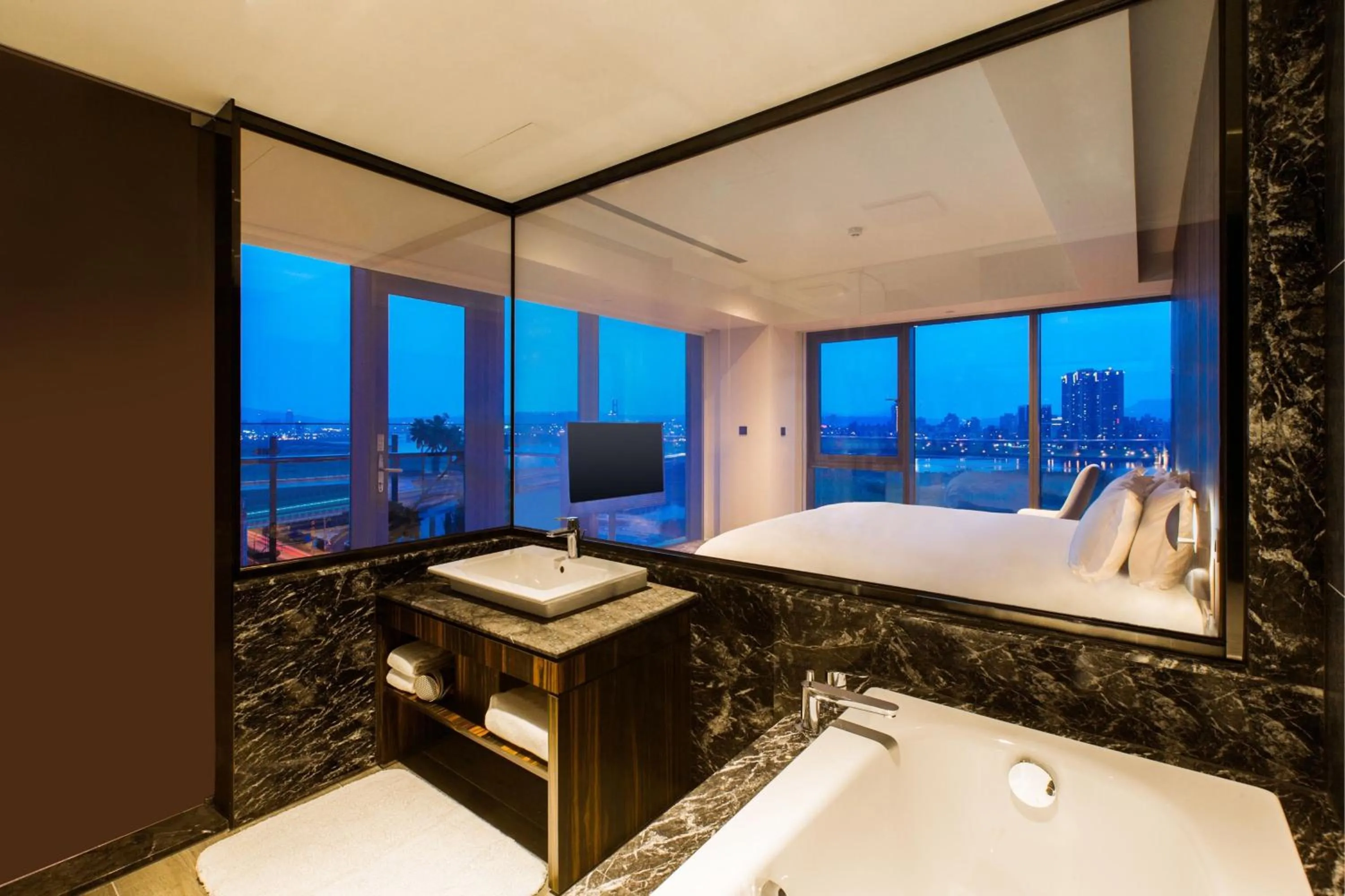 Corner King Suite with River View in Suz & Catorze Taipei, a Tribute Portfolio Hotel