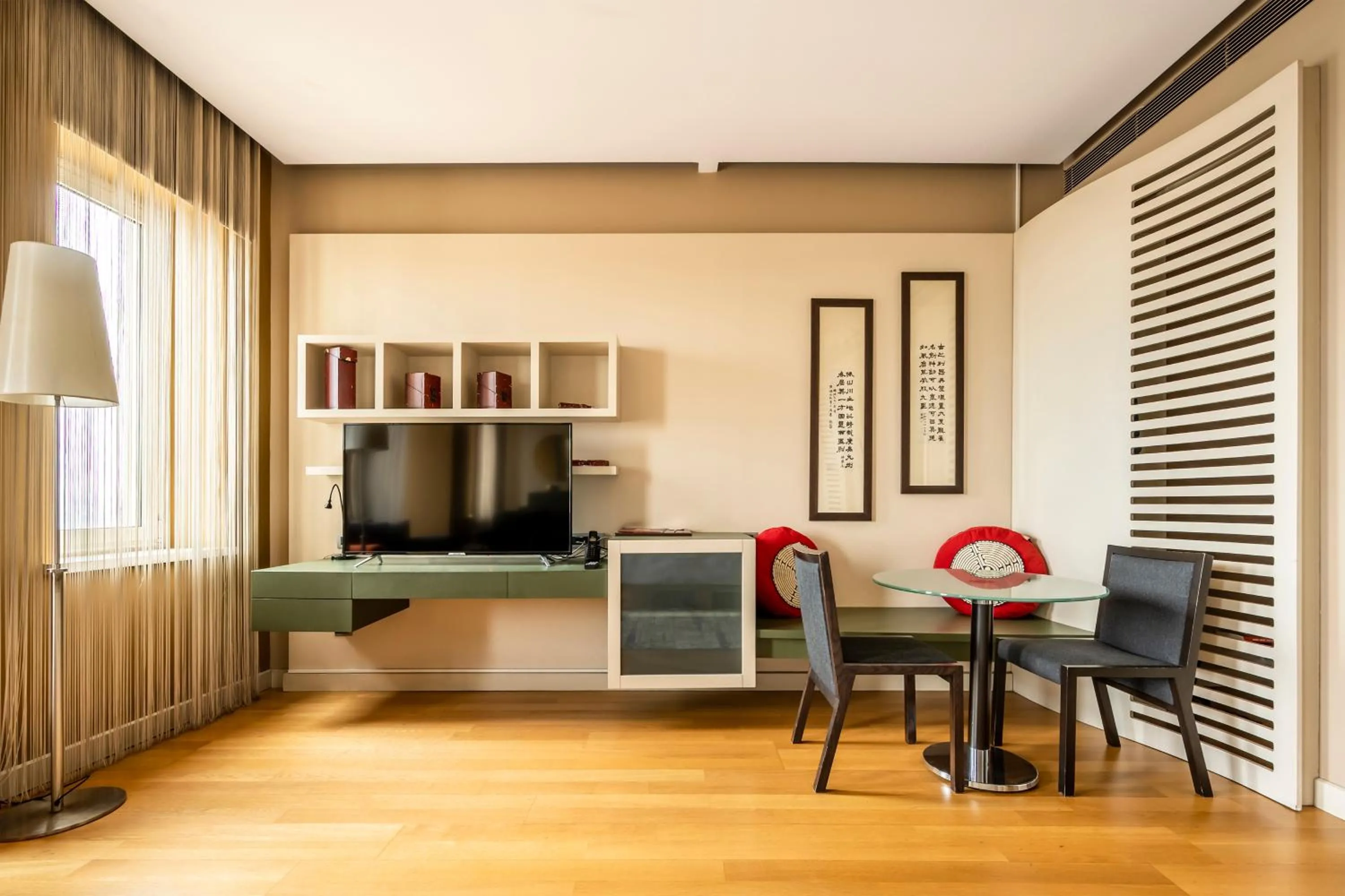 Communal lounge/ TV room in Ansen Hotel and Suites