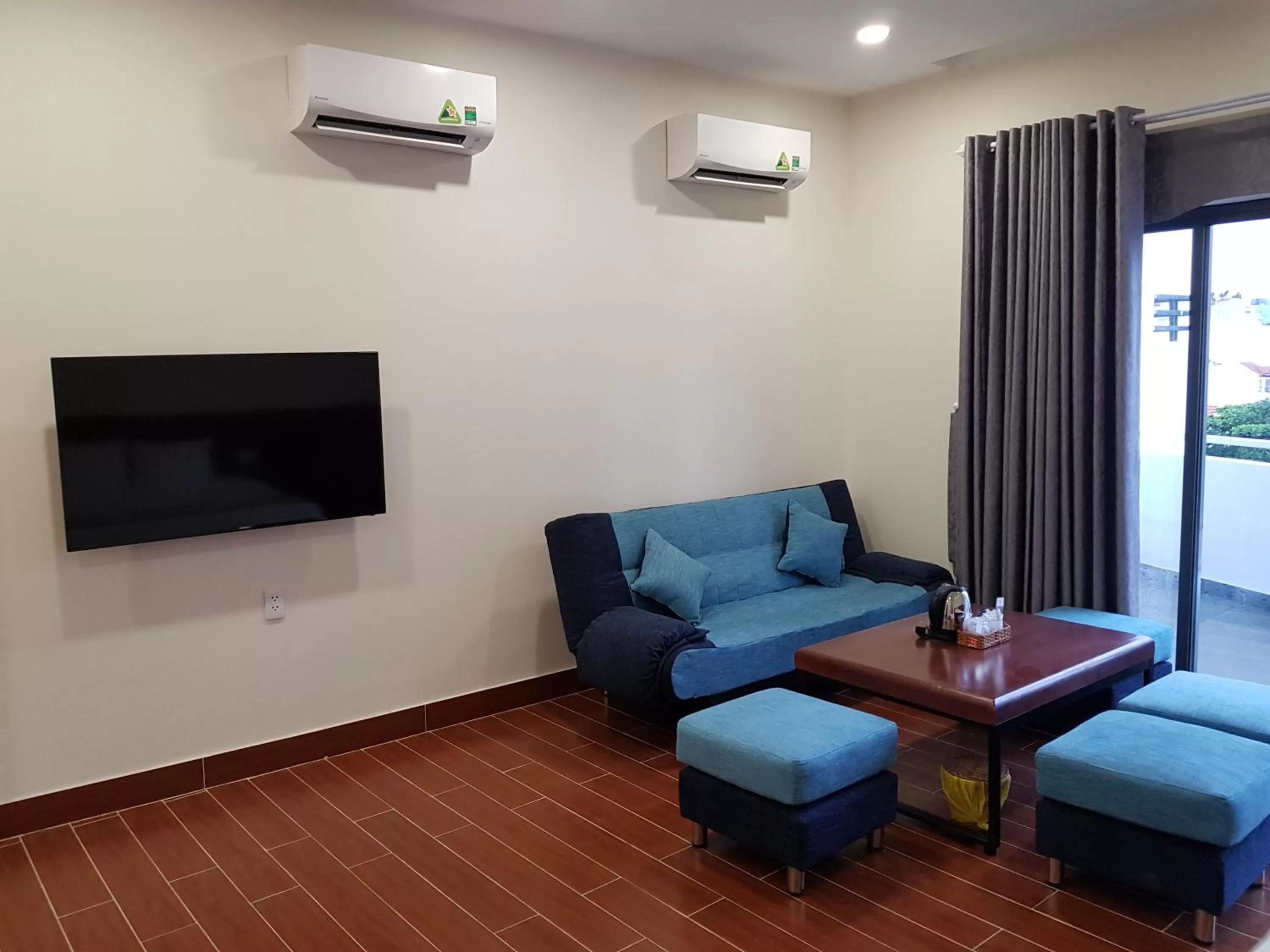 Communal lounge/ TV room in Victory Airport Hotel