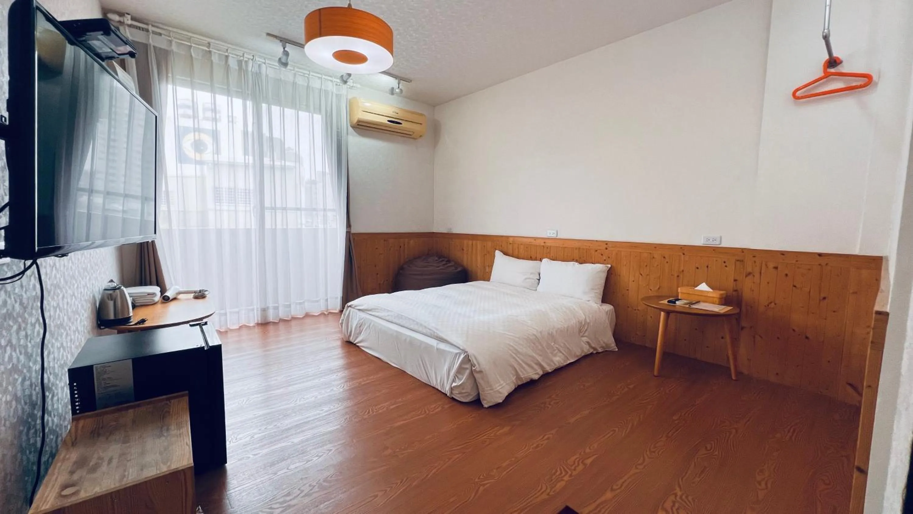 Photo of the whole room, Bed in Rainbow Island