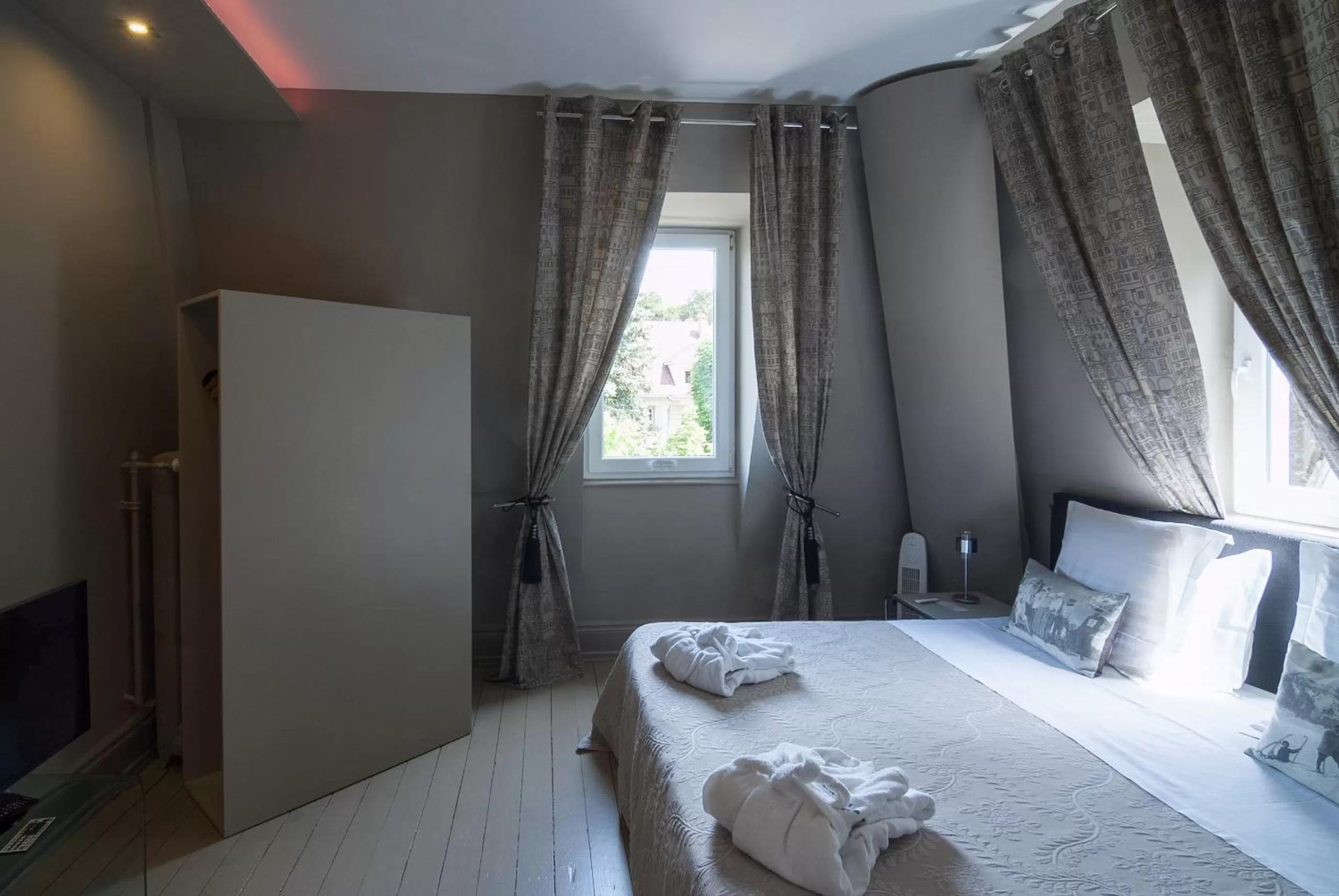 Day, Bed in Peonia at Home - Maison d'hôtes d'exception