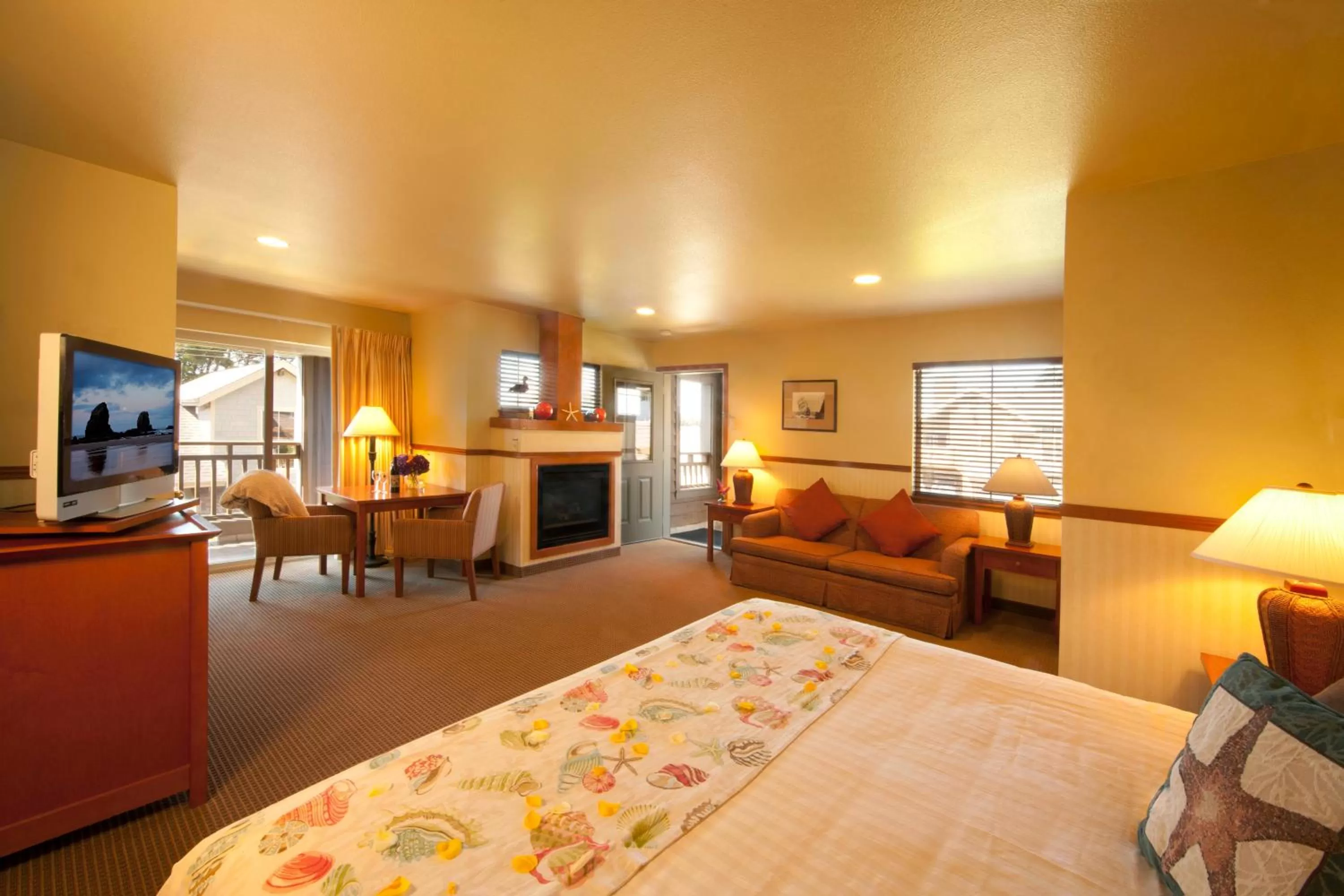 Photo of the whole room, Seating Area in Inn at Cannon Beach