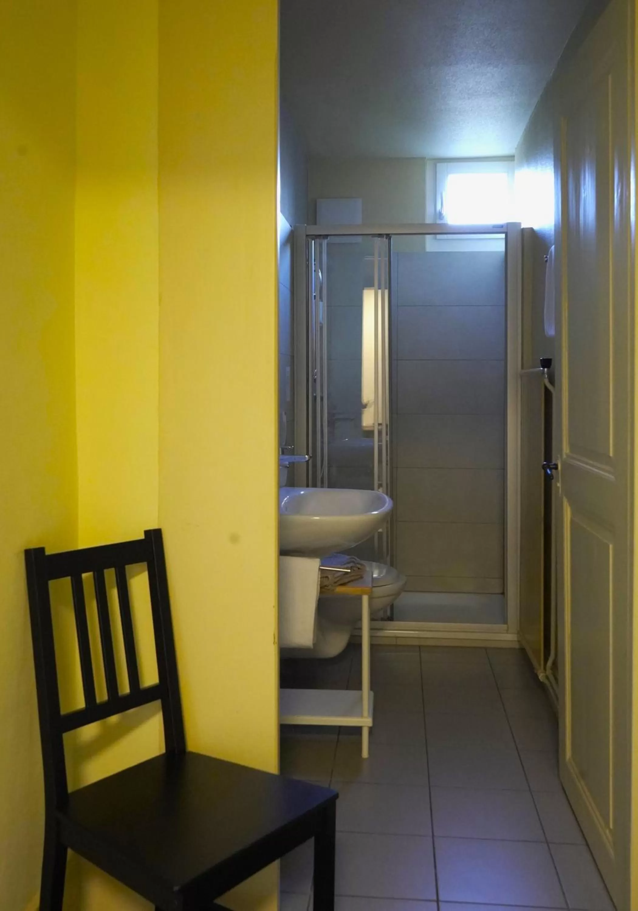 Bathroom in Alpenrose Hotel and Gardens