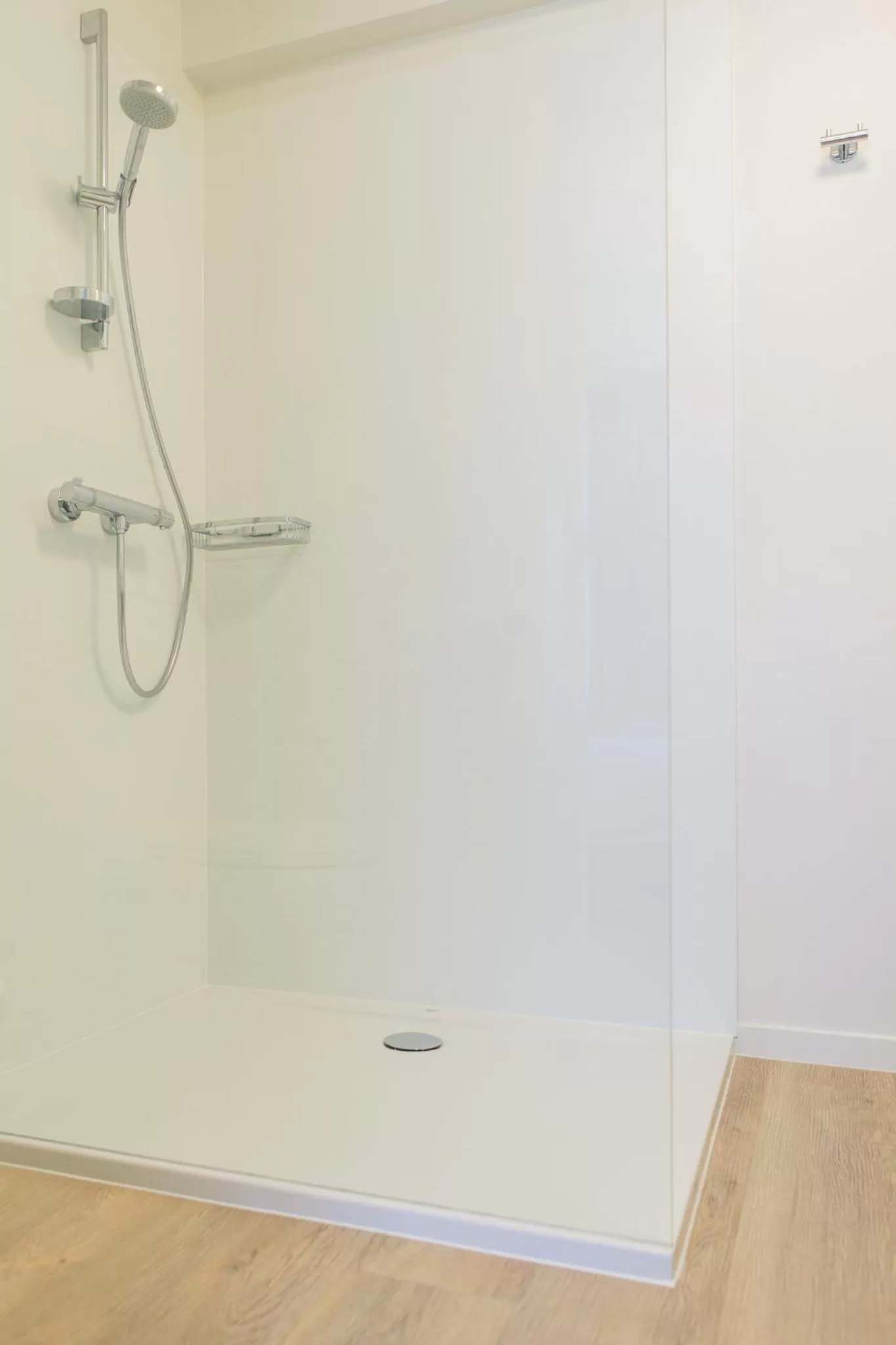 Shower in Hotel du Bassin