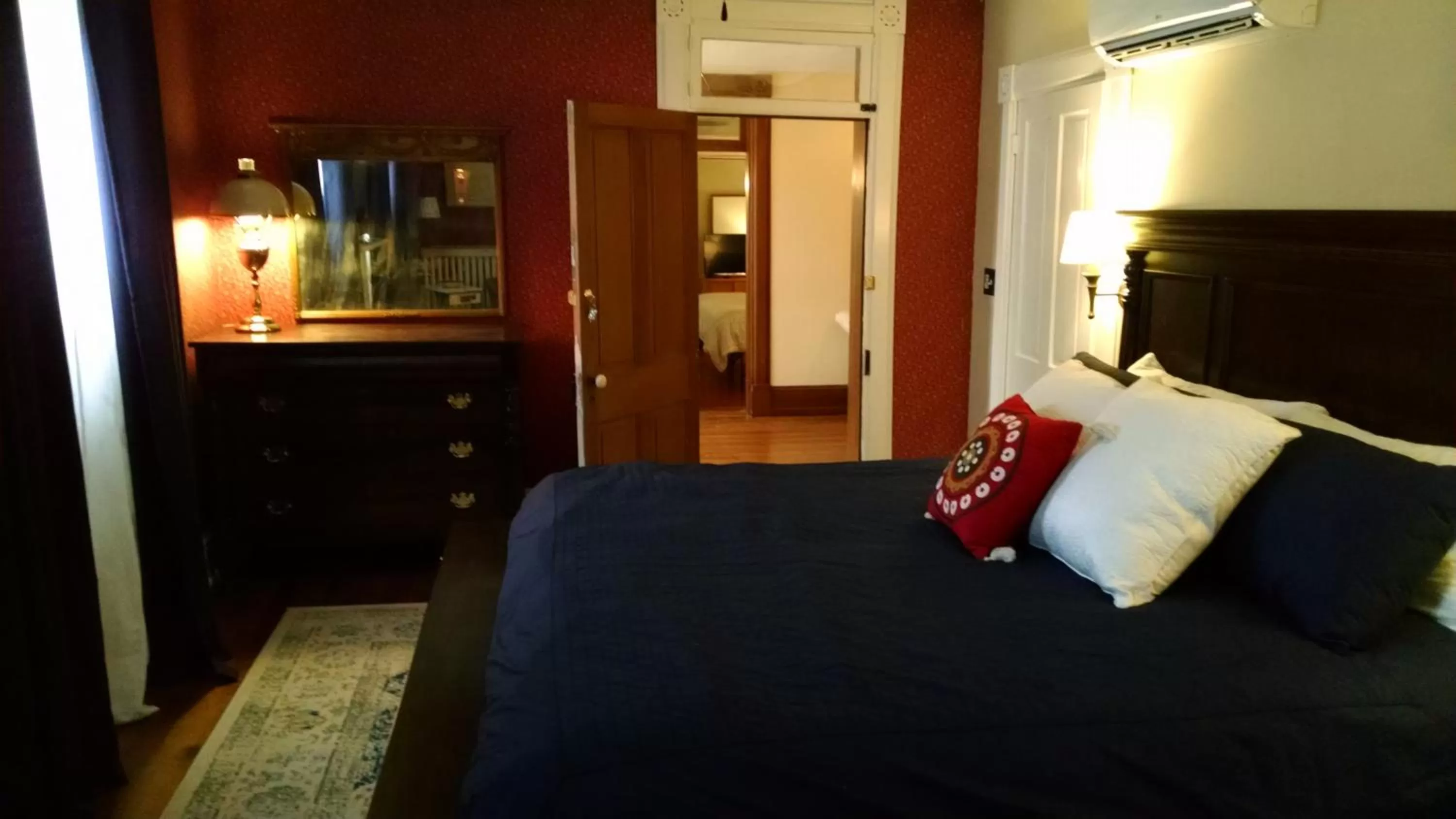 Photo of the whole room, Bed in Georges on York B&B