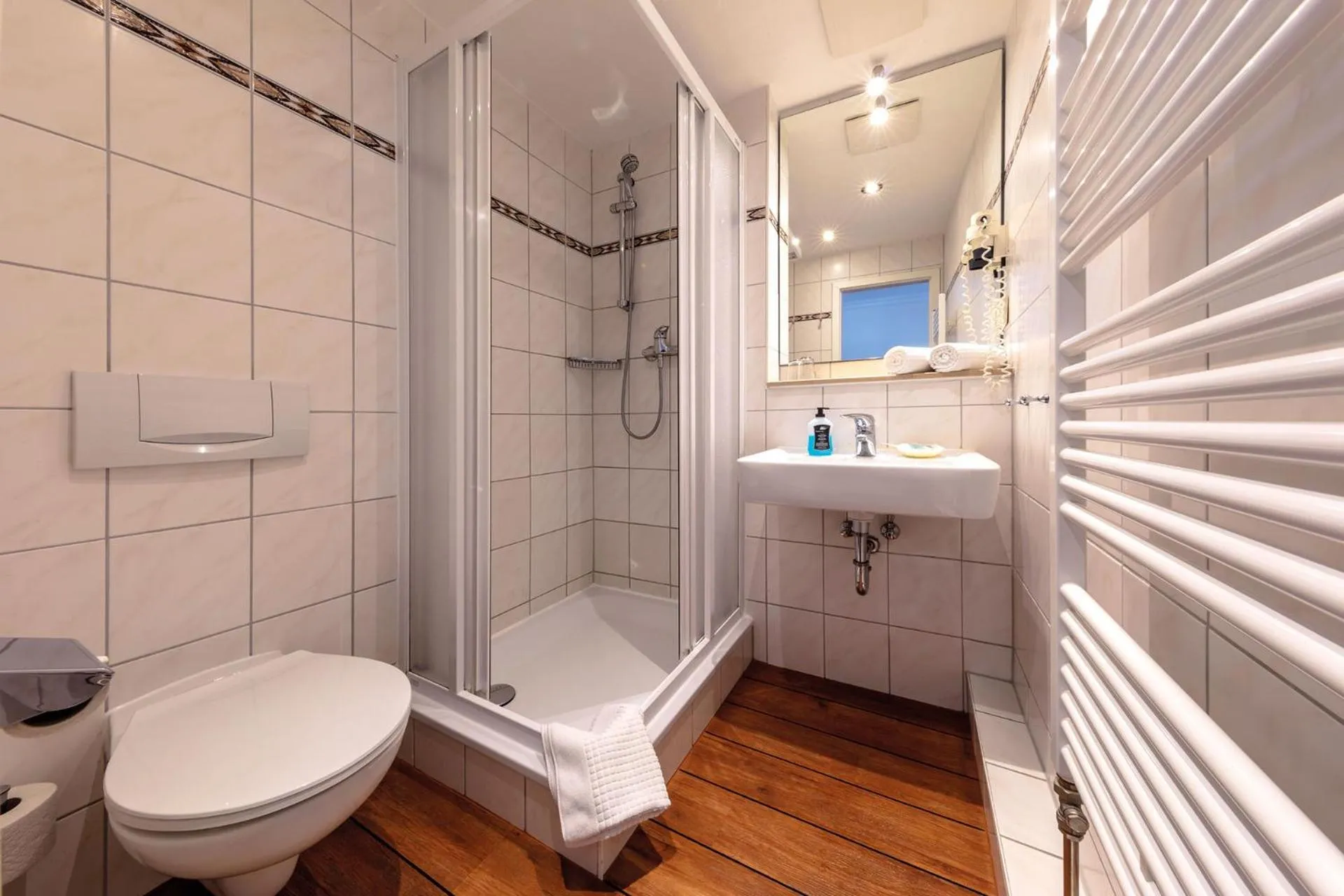 Shower in Hotel Deutsche Flagge