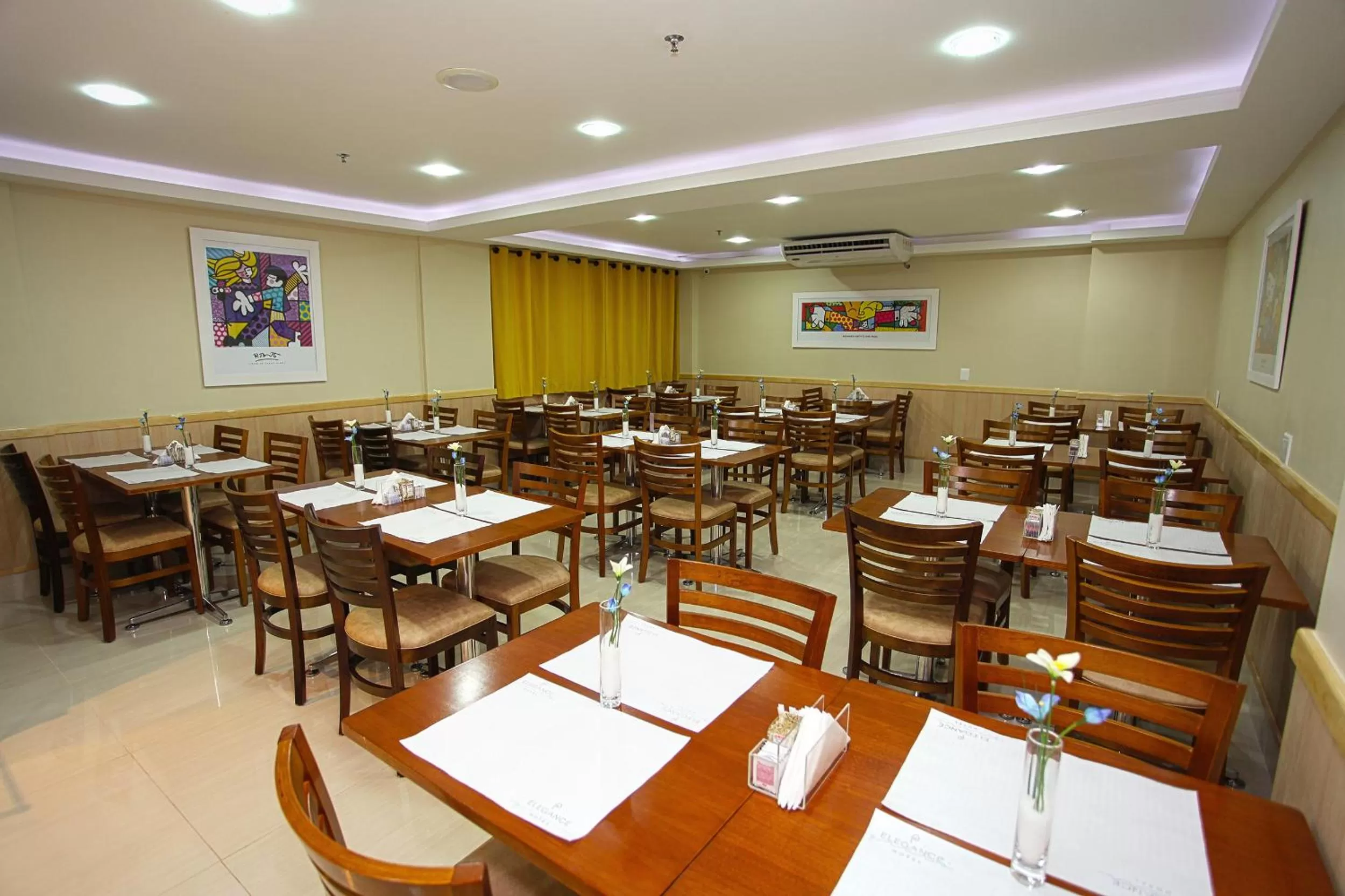 Restaurant/places to eat in Elegance Praia Hotel