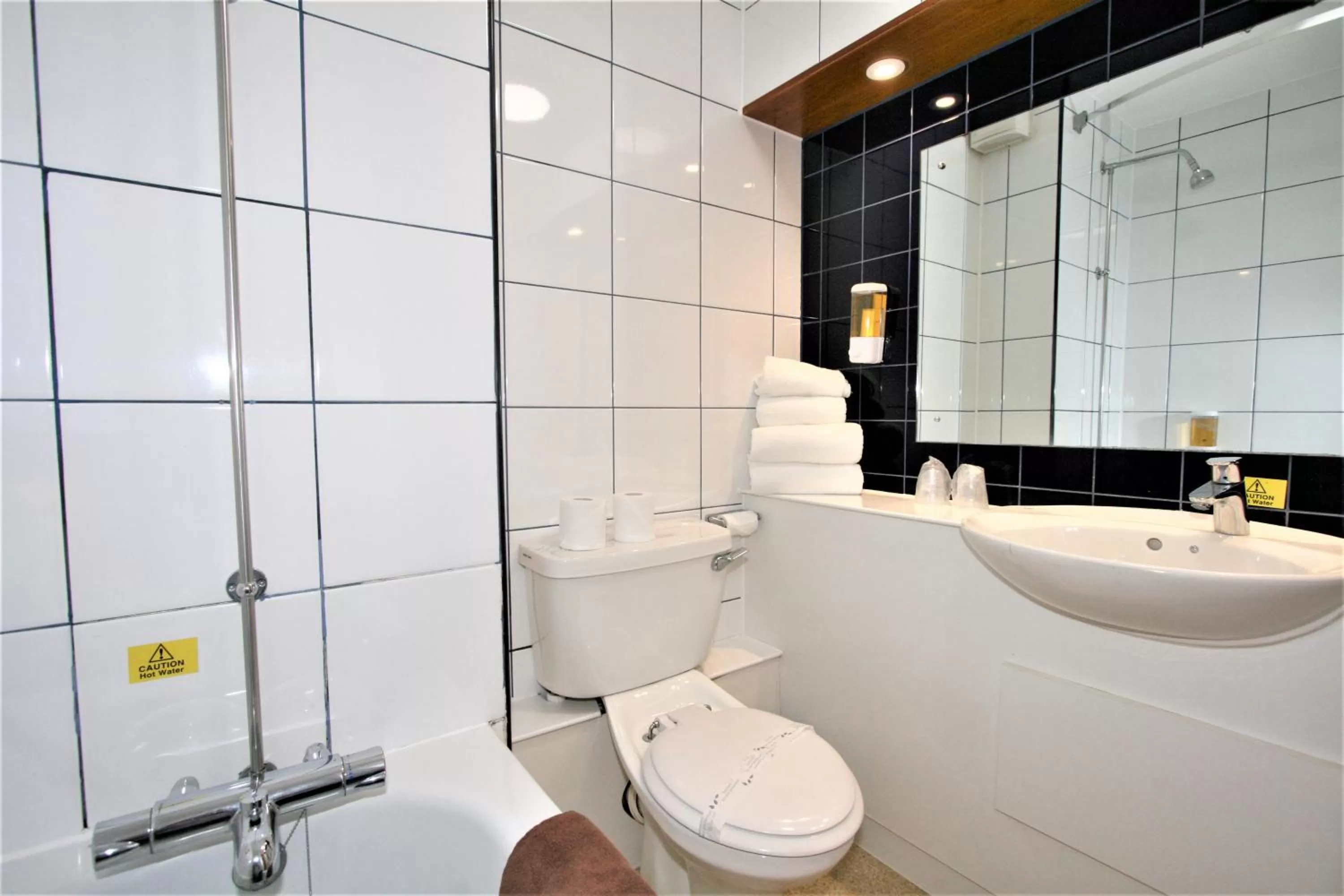 Shower in The Oakwood Hotel