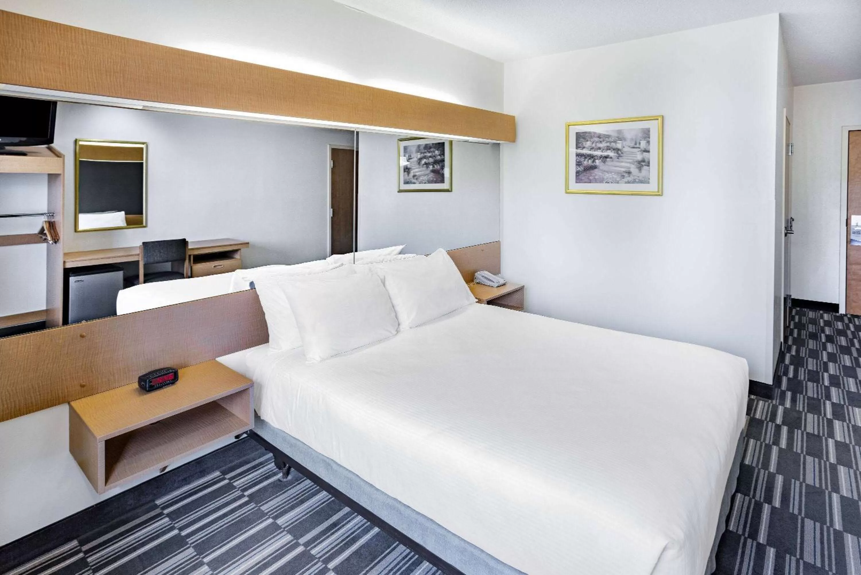 Photo of the whole room, Bed in Microtel Inn & Suites by Wyndham Plattsburgh