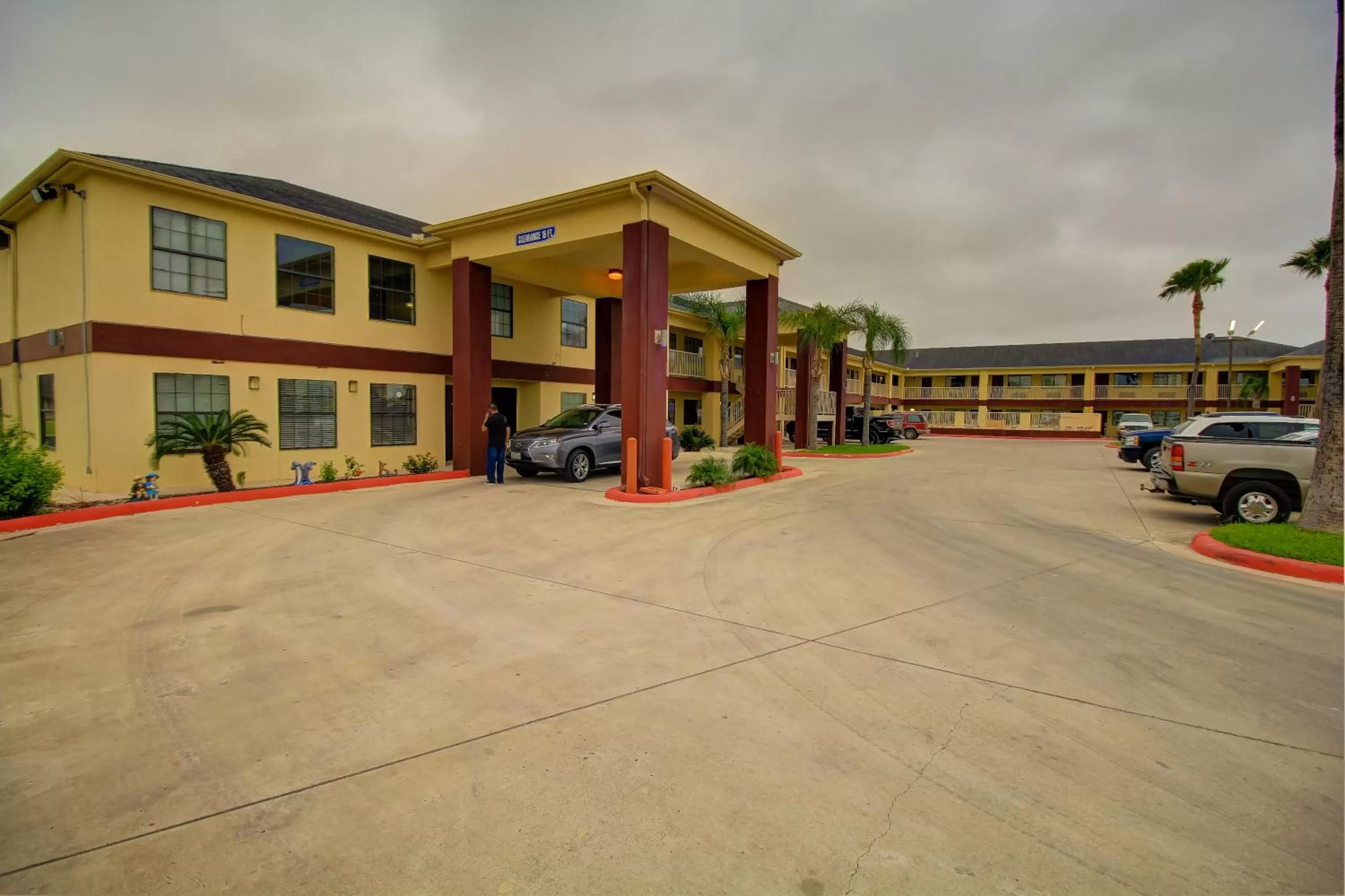 Deluxe Inn and Suites