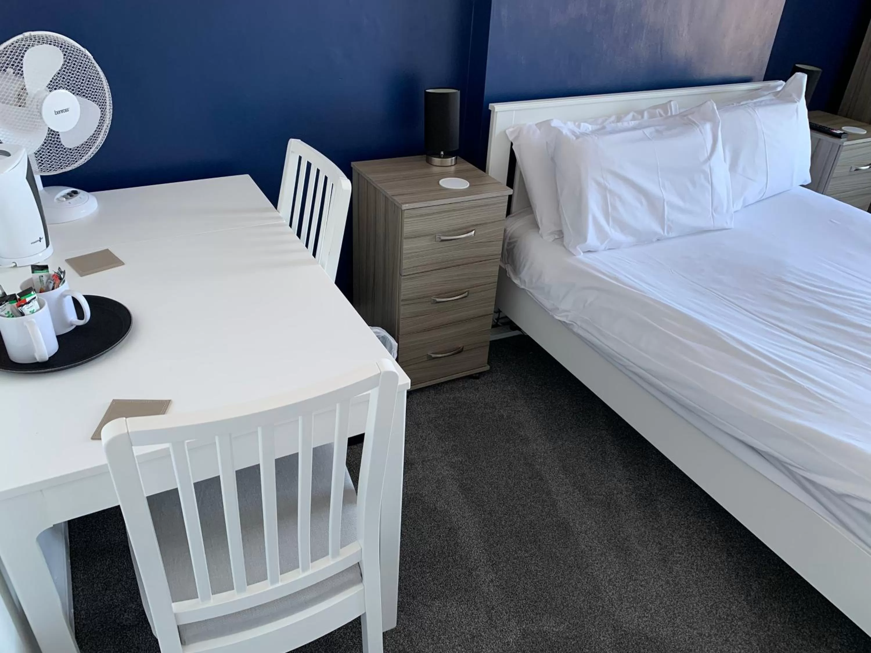 Bedroom, Bed in The Royal Clarence Hotel (on the Seafront)