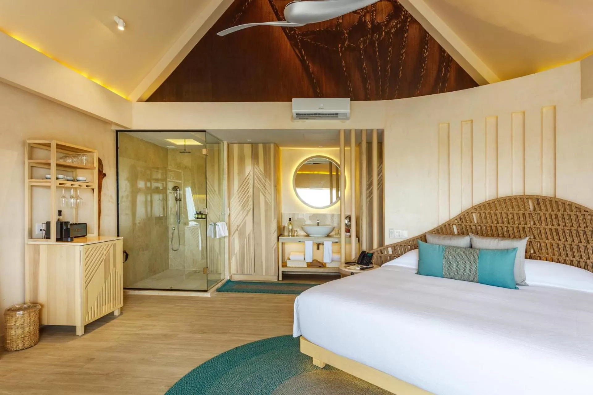 Shower, Bed in Hotel Shibari - Restaurant & Cenote Club