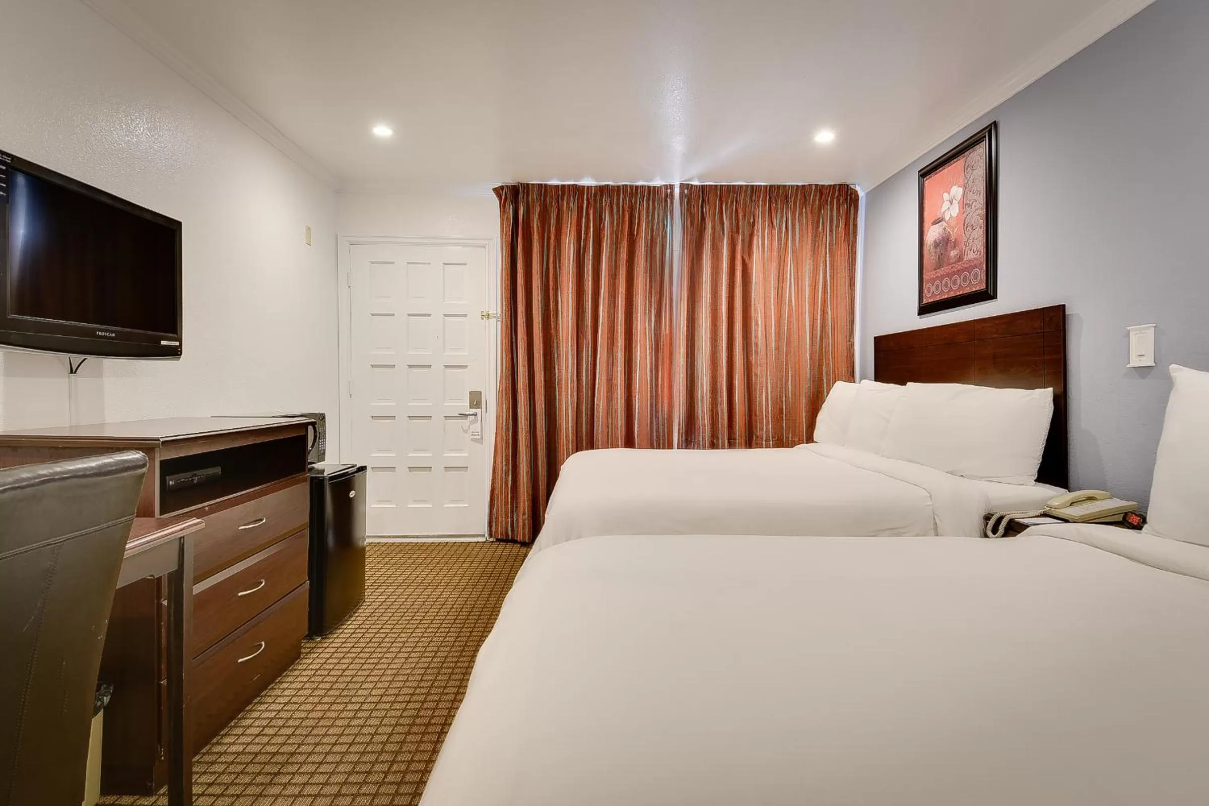 Photo of the whole room, Bed in Vagabond Inn San Pedro