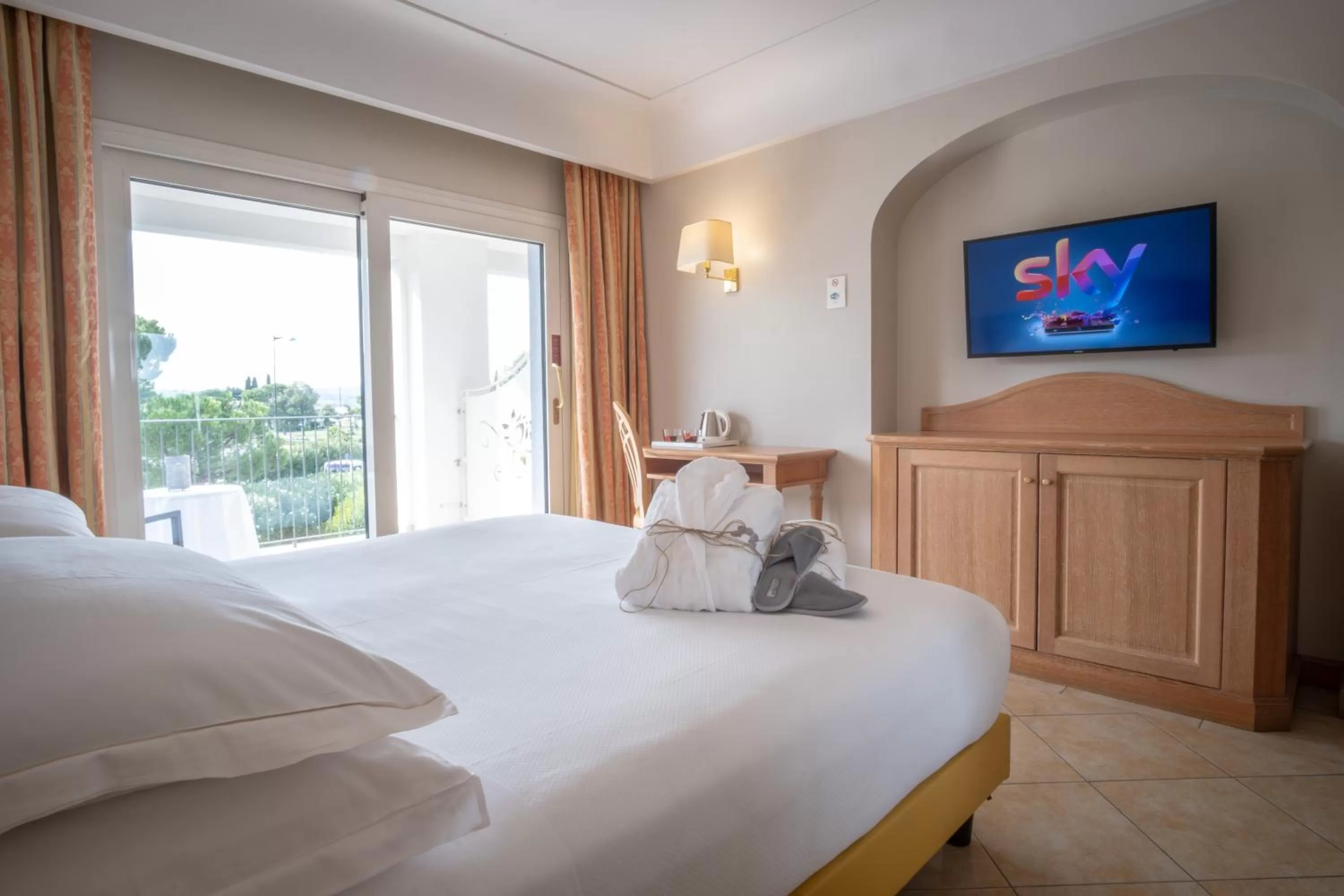 TV and multimedia, Bed in Palace Hotel Desenzano
