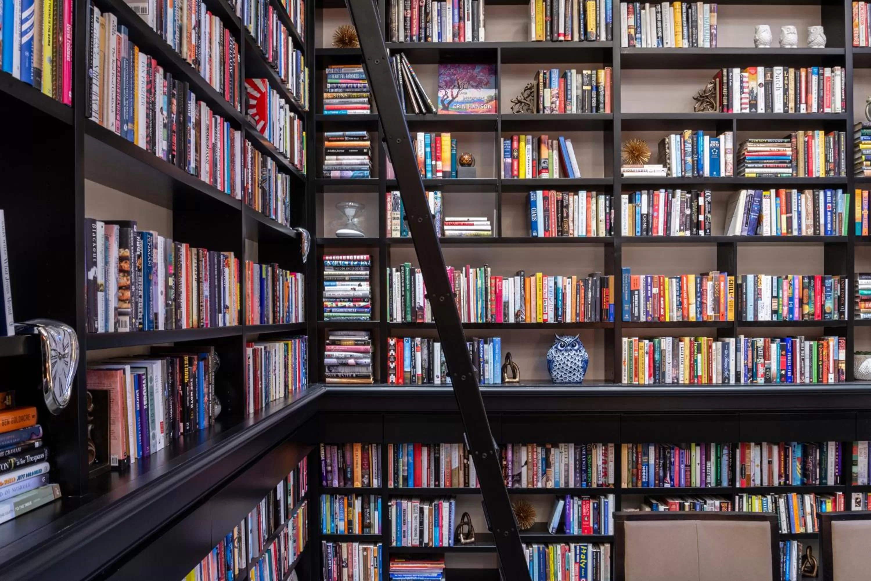 Library in Heathman Hotel