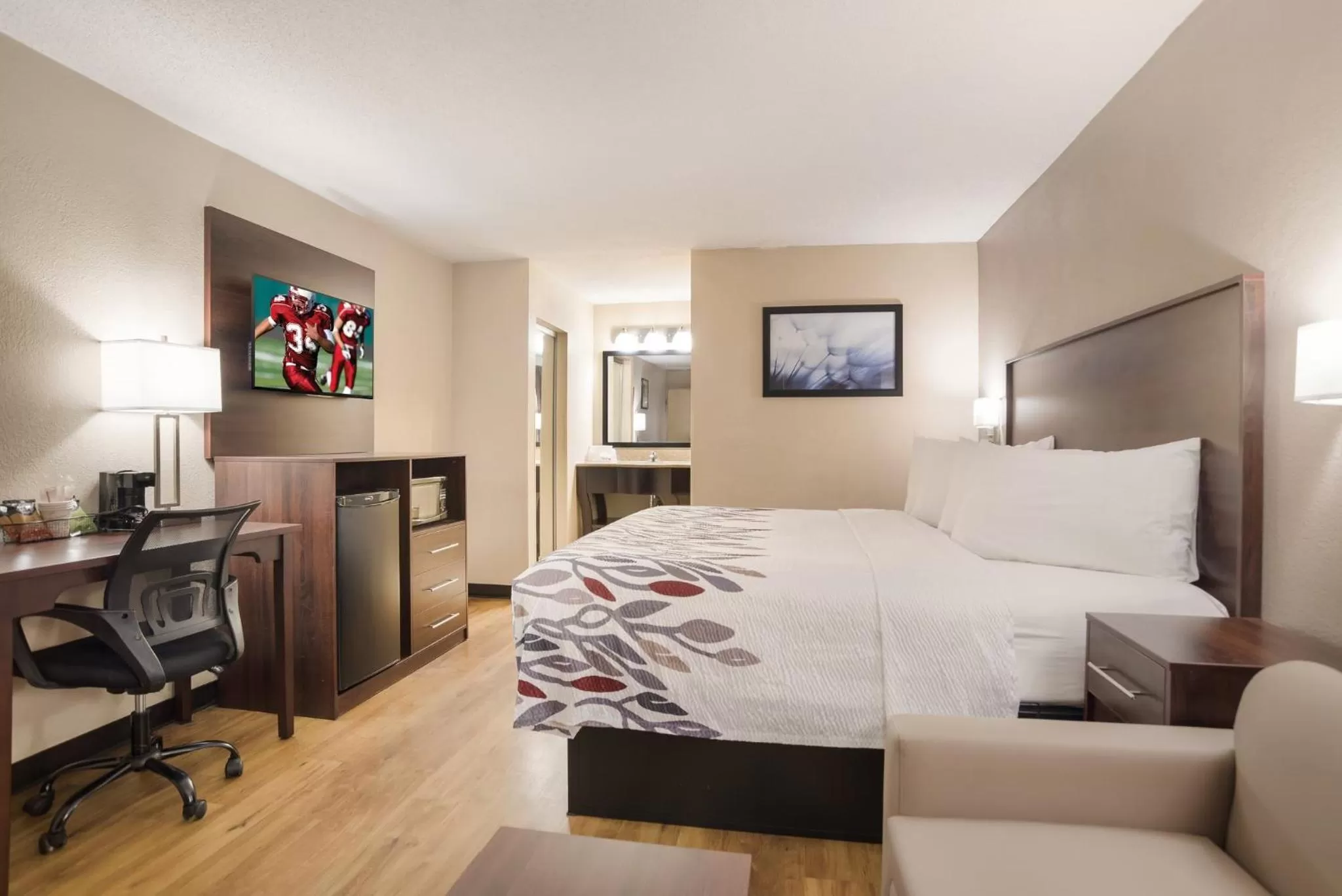 Photo of the whole room, Bed in Red Roof Inn Baltimore South Glen Burnie