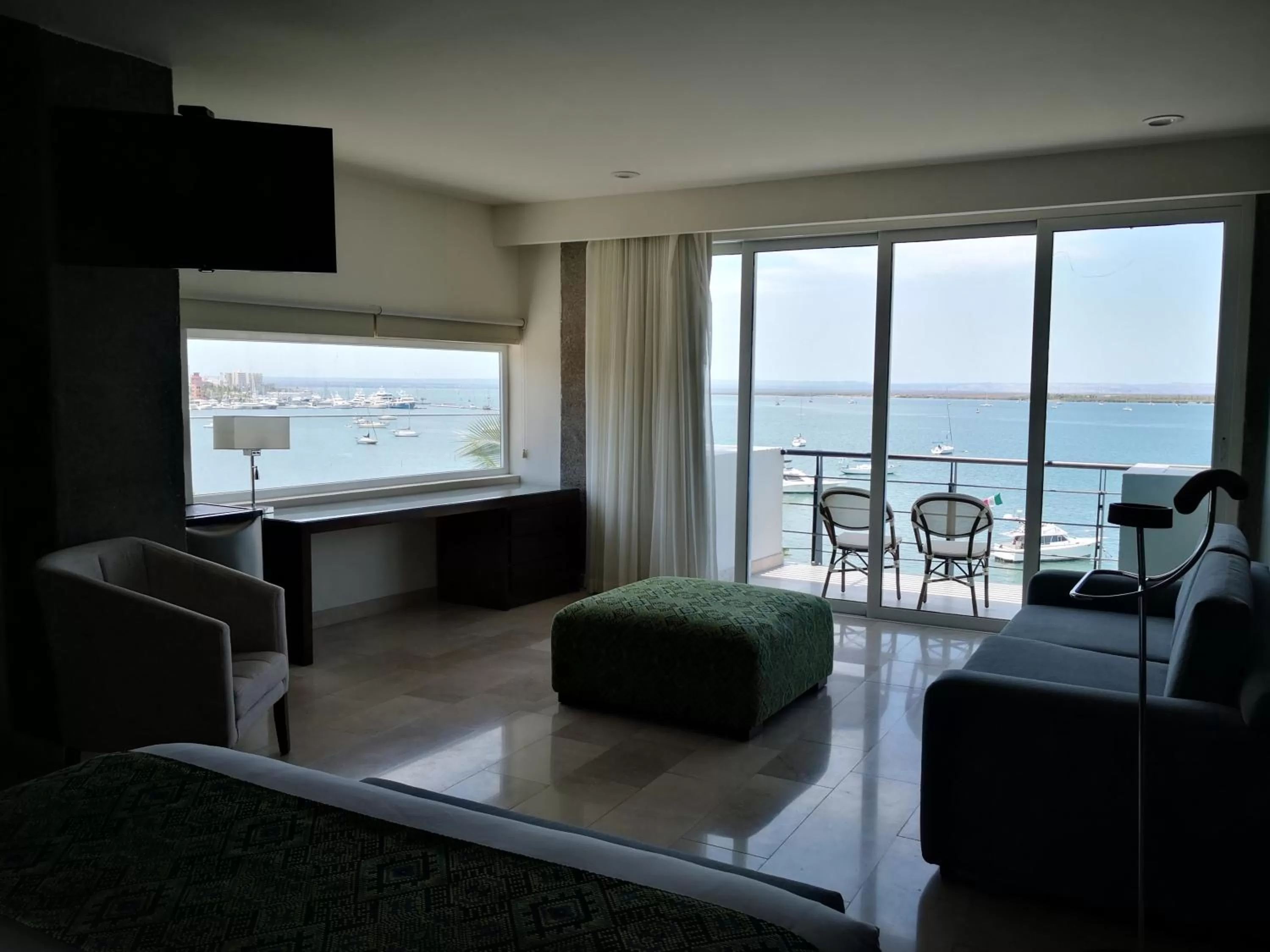 Seating area in Seven Crown La Paz Malecon