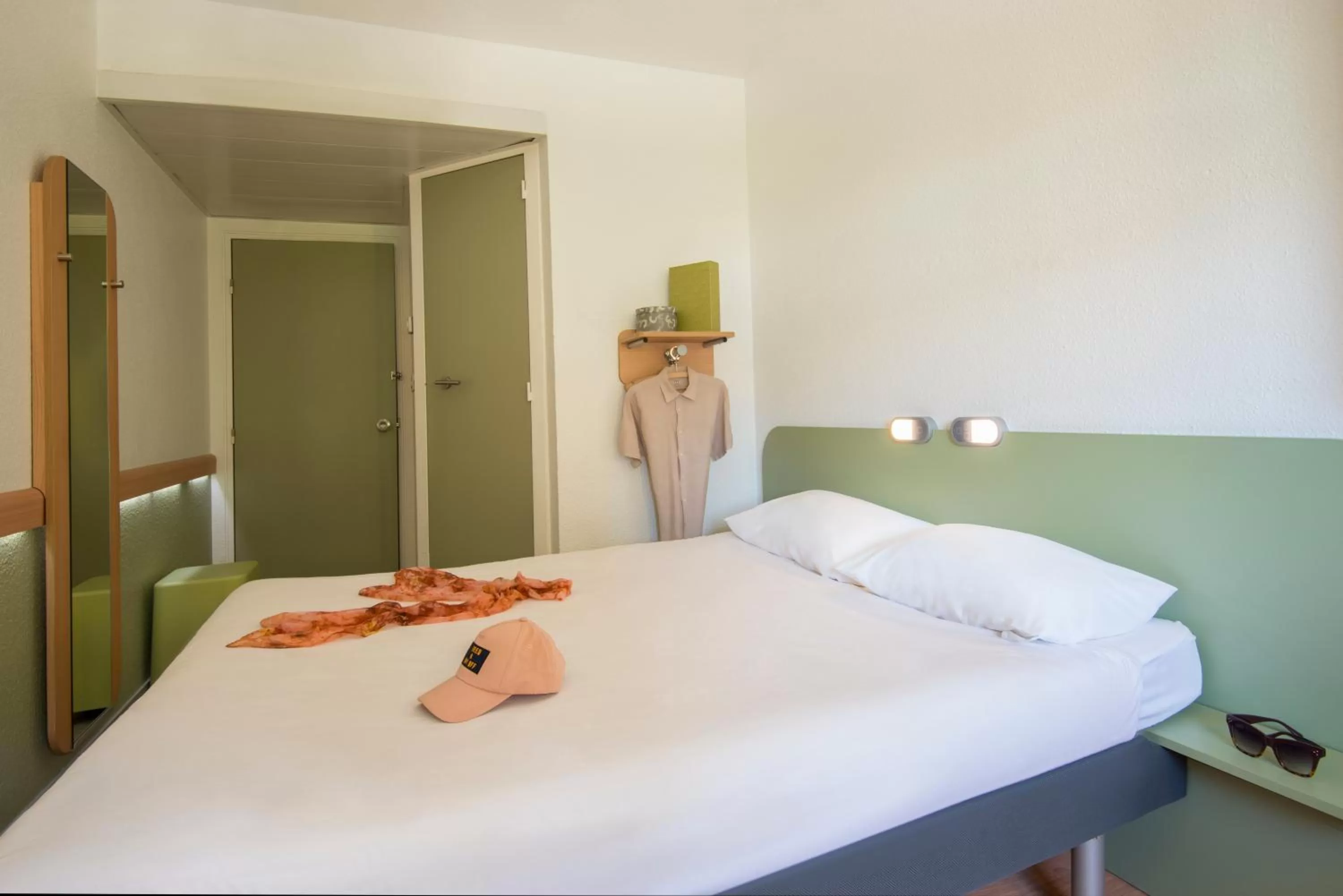 Photo of the whole room, Bed in IBIS Budget Aix en Provence Est Le Canet