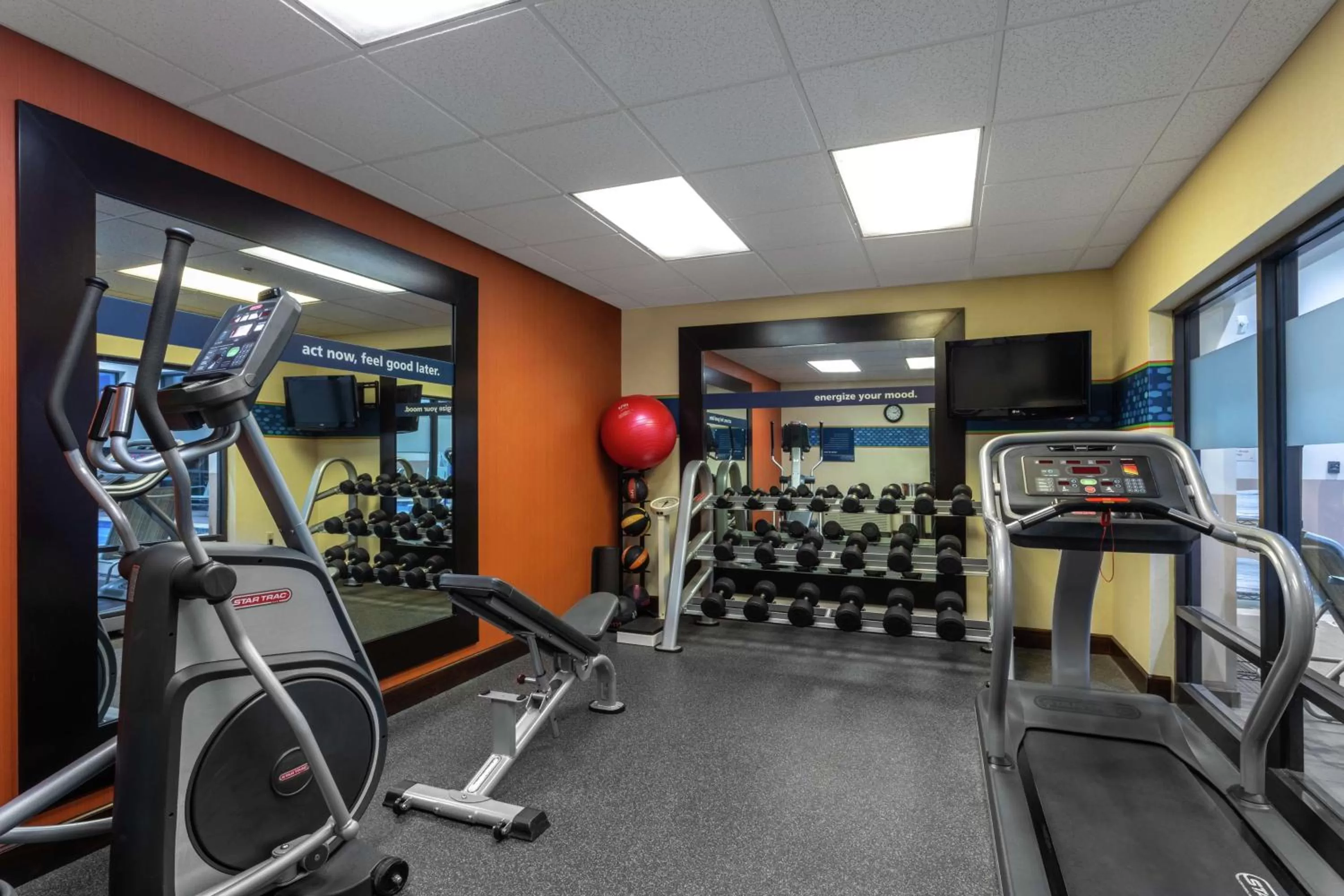 Fitness centre/facilities in Hampton Inn Bedford