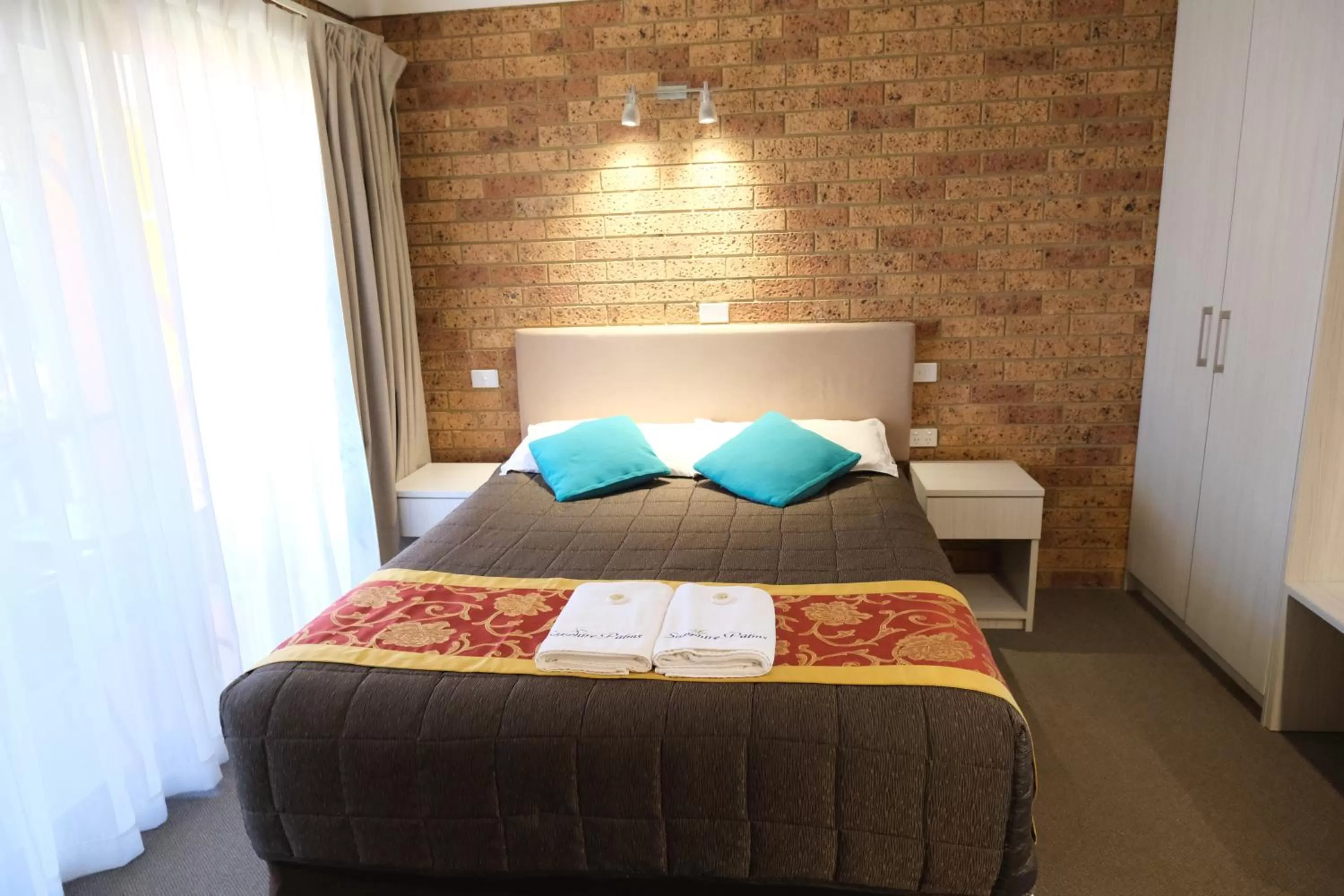 Bed in Sapphire Palms Motel