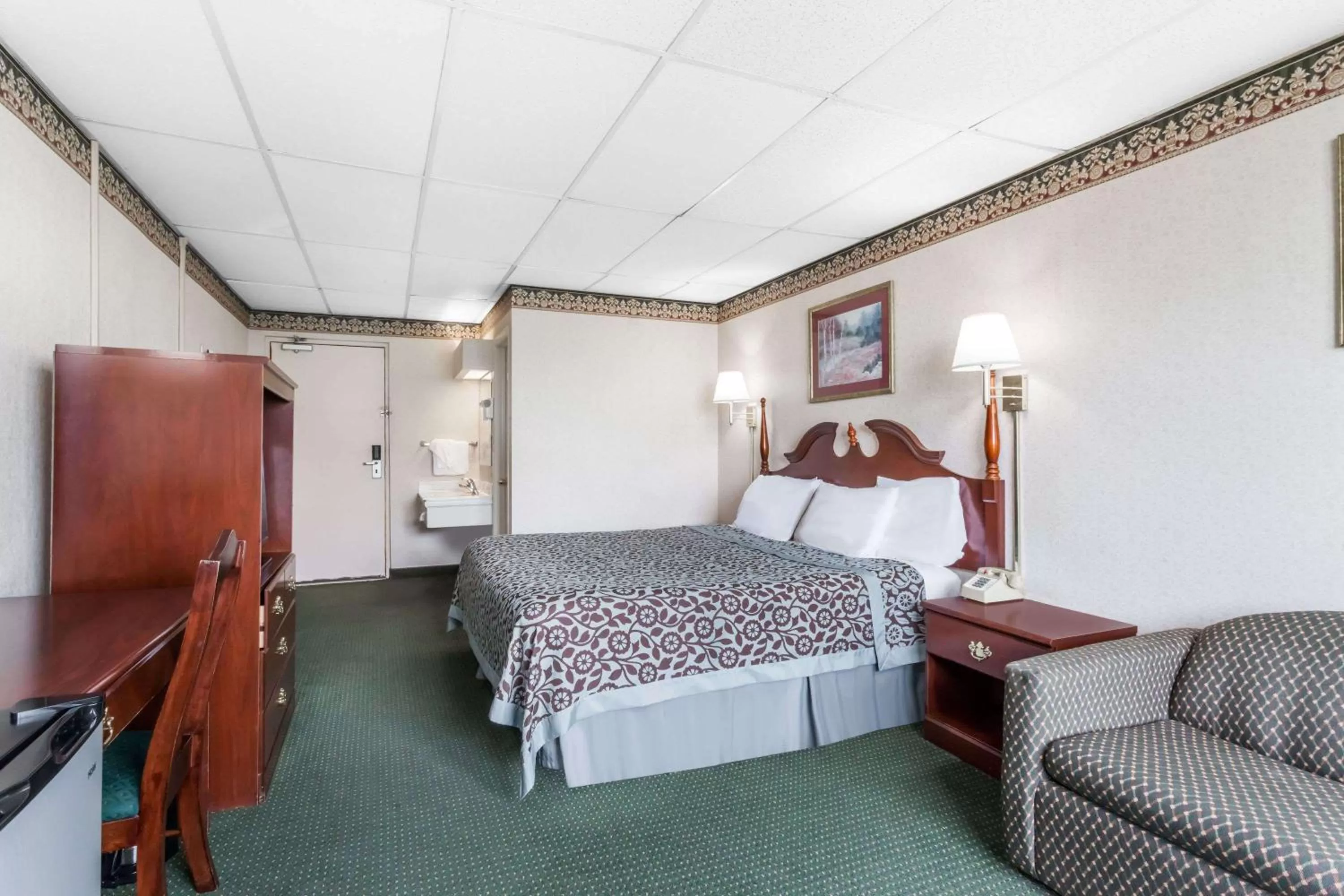 Photo of the whole room, Bed in Days Inn by Wyndham Tannersville