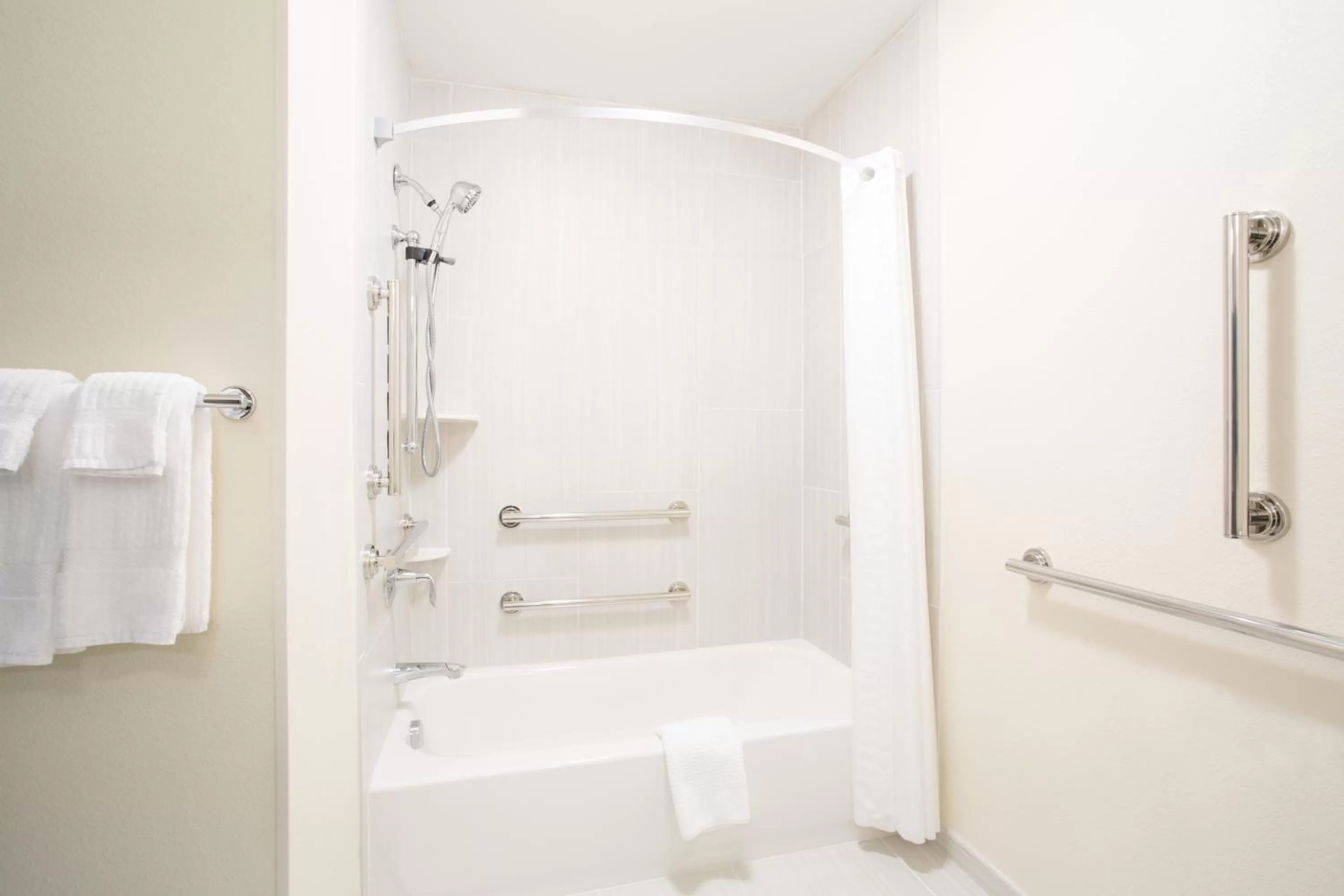 One-Bedroom Queen Room - Disability Access Tub/Non-Smoking in Candlewood Suites Dickinson, an IHG Hotel
